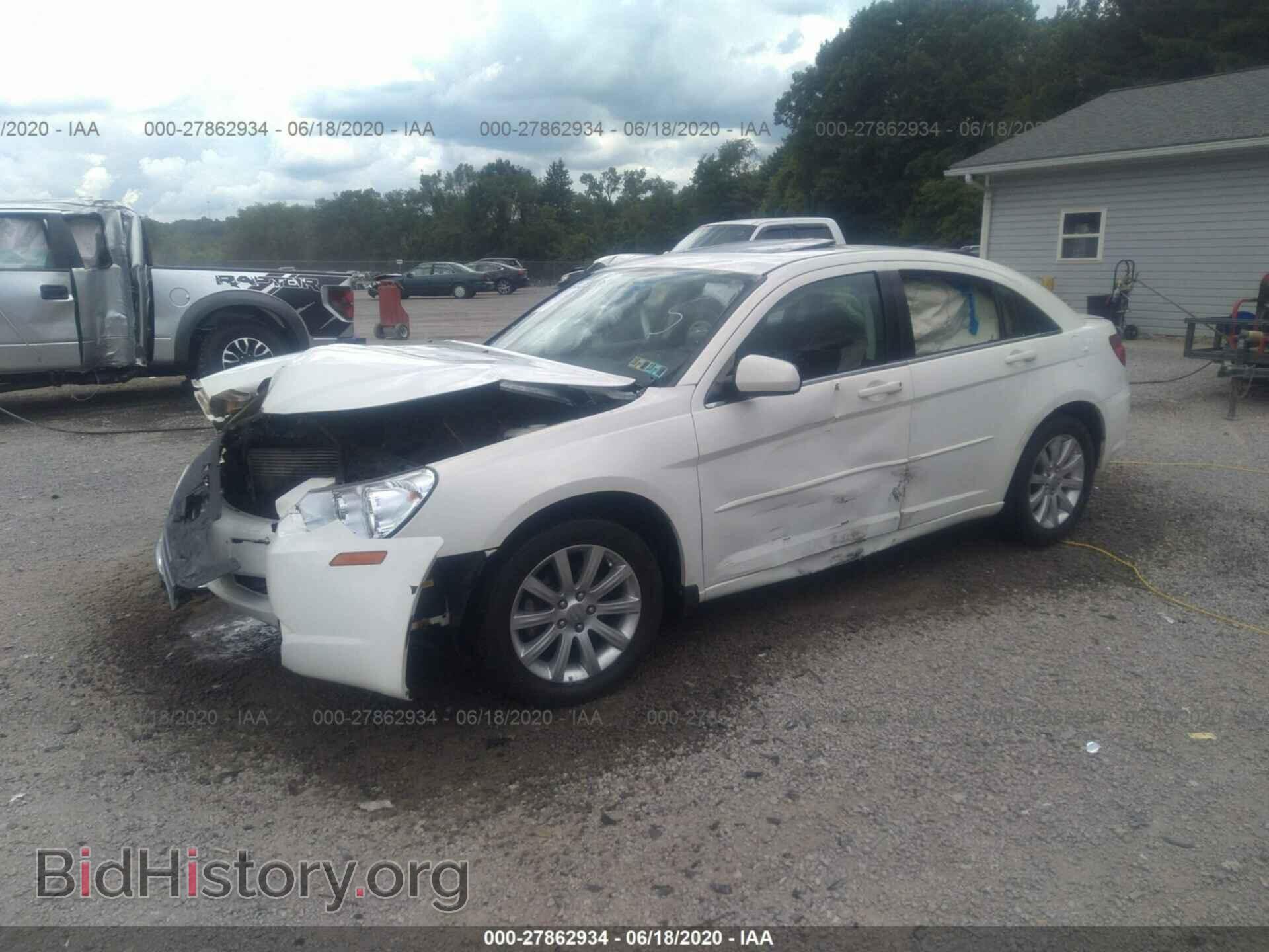 2010 CHRYSLER SEBRING - VIN: 1C3CC5FD7AN187550 - Фото 2