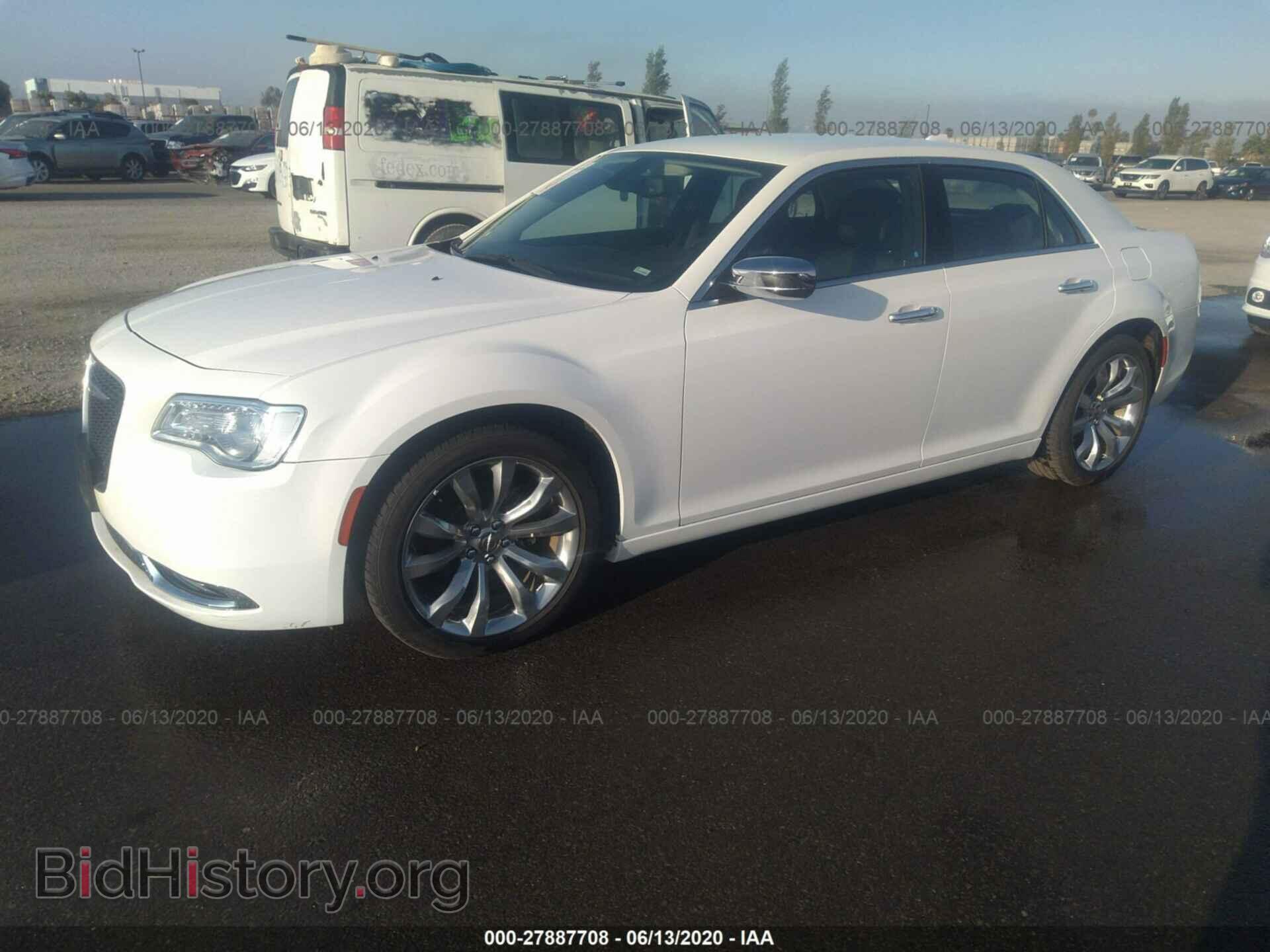 2019 CHRYSLER 300 - VIN: 2C3CCAEG6KH536616 - Фото 2