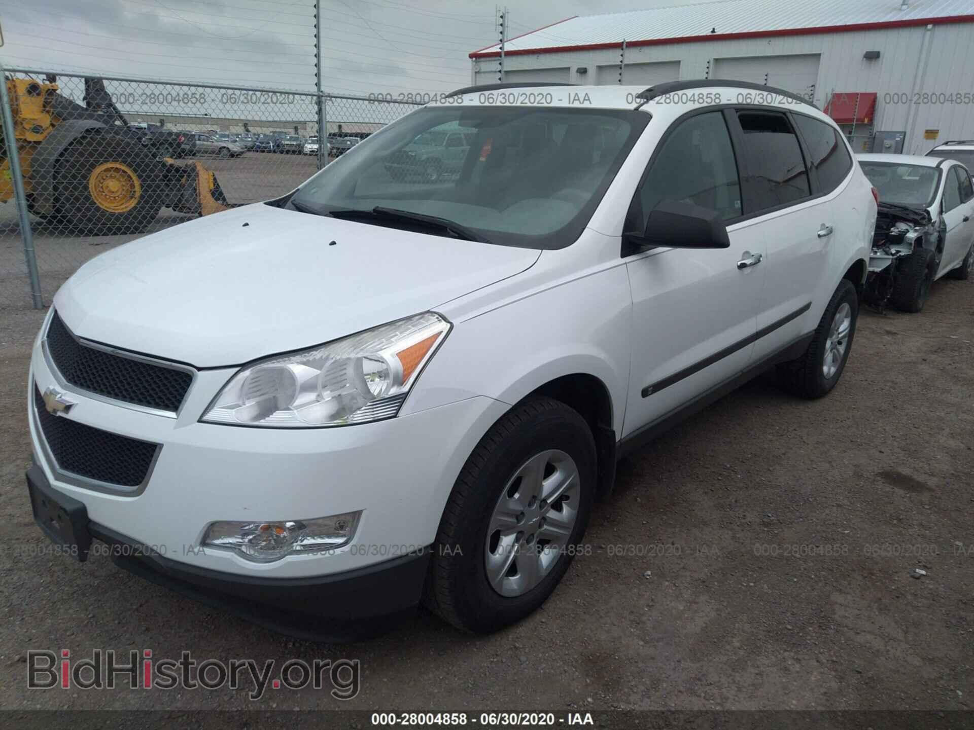 2010 Chevrolet Traverse - VIN: 1GNLREED3AS135207 - Фото 2
