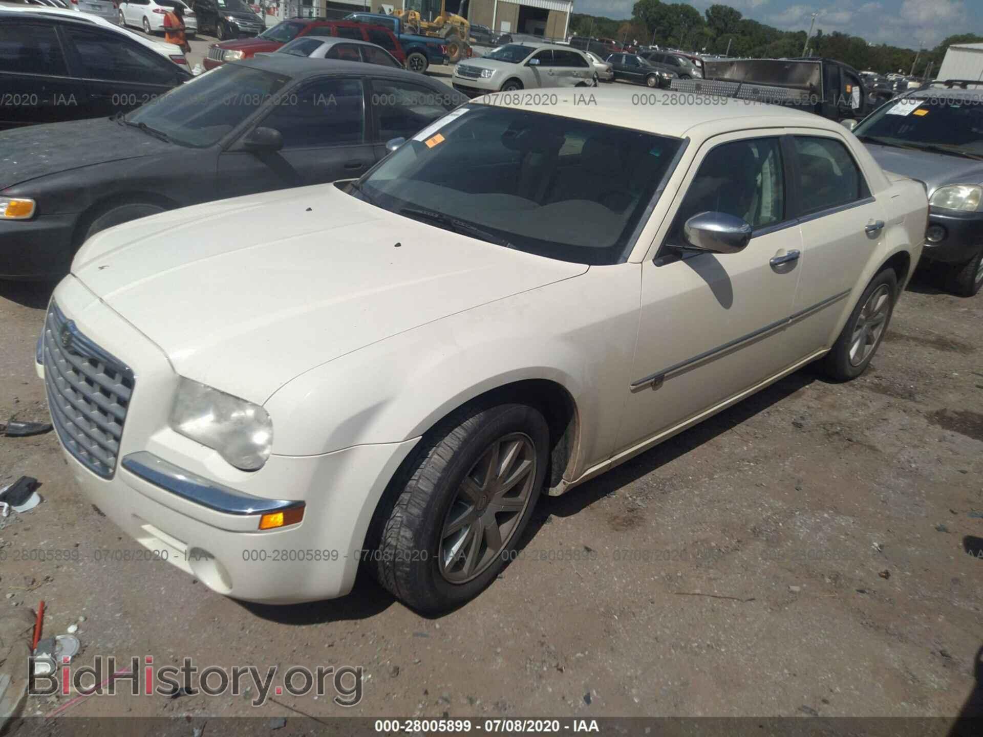 2008 CHRYSLER 300C - VIN: 2C3KA63H48H297957 - Фото 2