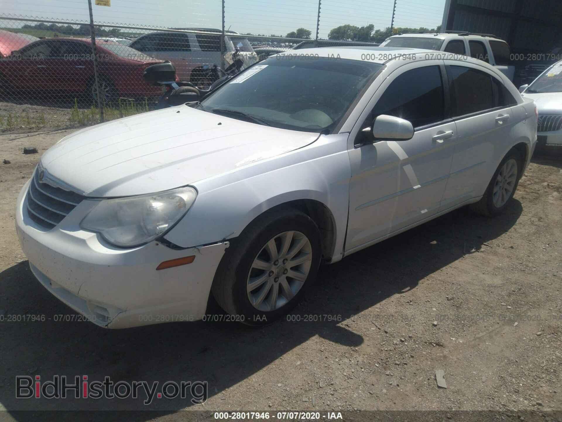 2010 CHRYSLER SEBRING - VIN: 1C3CC5FD0AN196929 - Фото 2