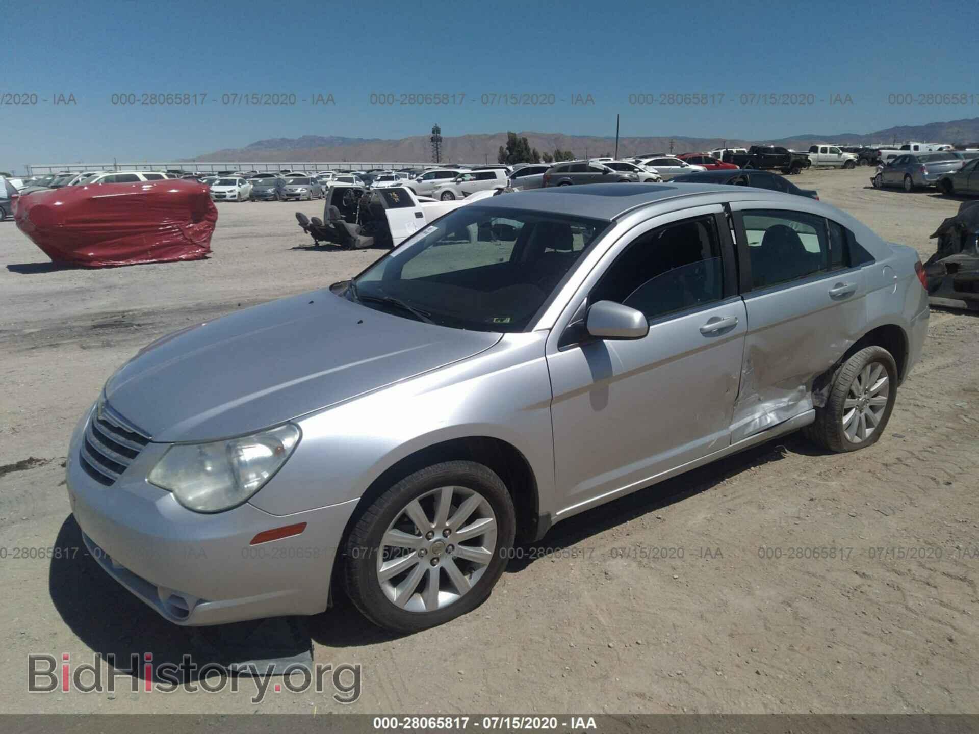 2010 CHRYSLER SEBRING - VIN: 1C3CC5FB2AN220355 - Фото 2