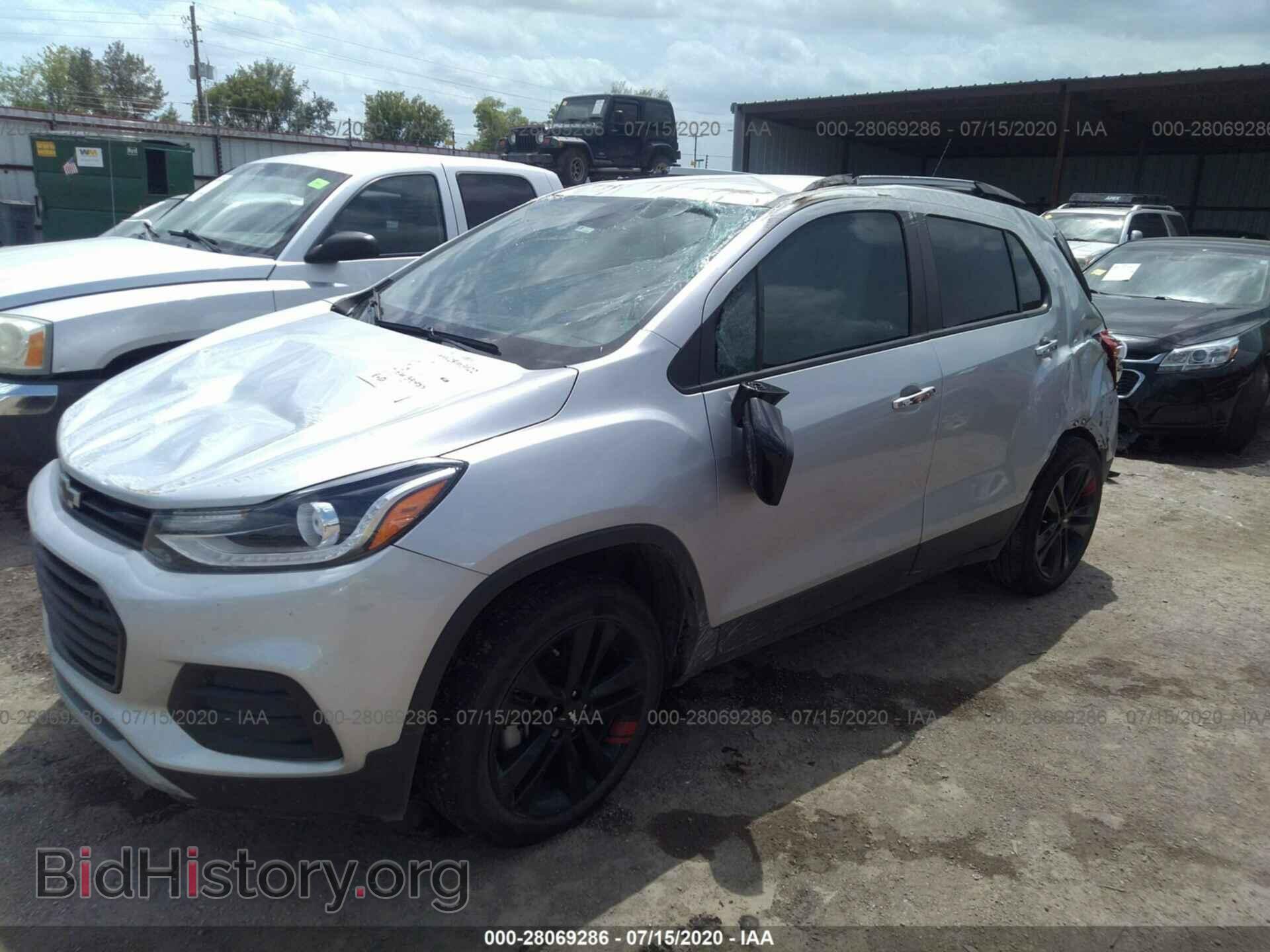 2018 CHEVROLET TRAX - VIN: 3GNCJLSB2JL365656 - Фото 2