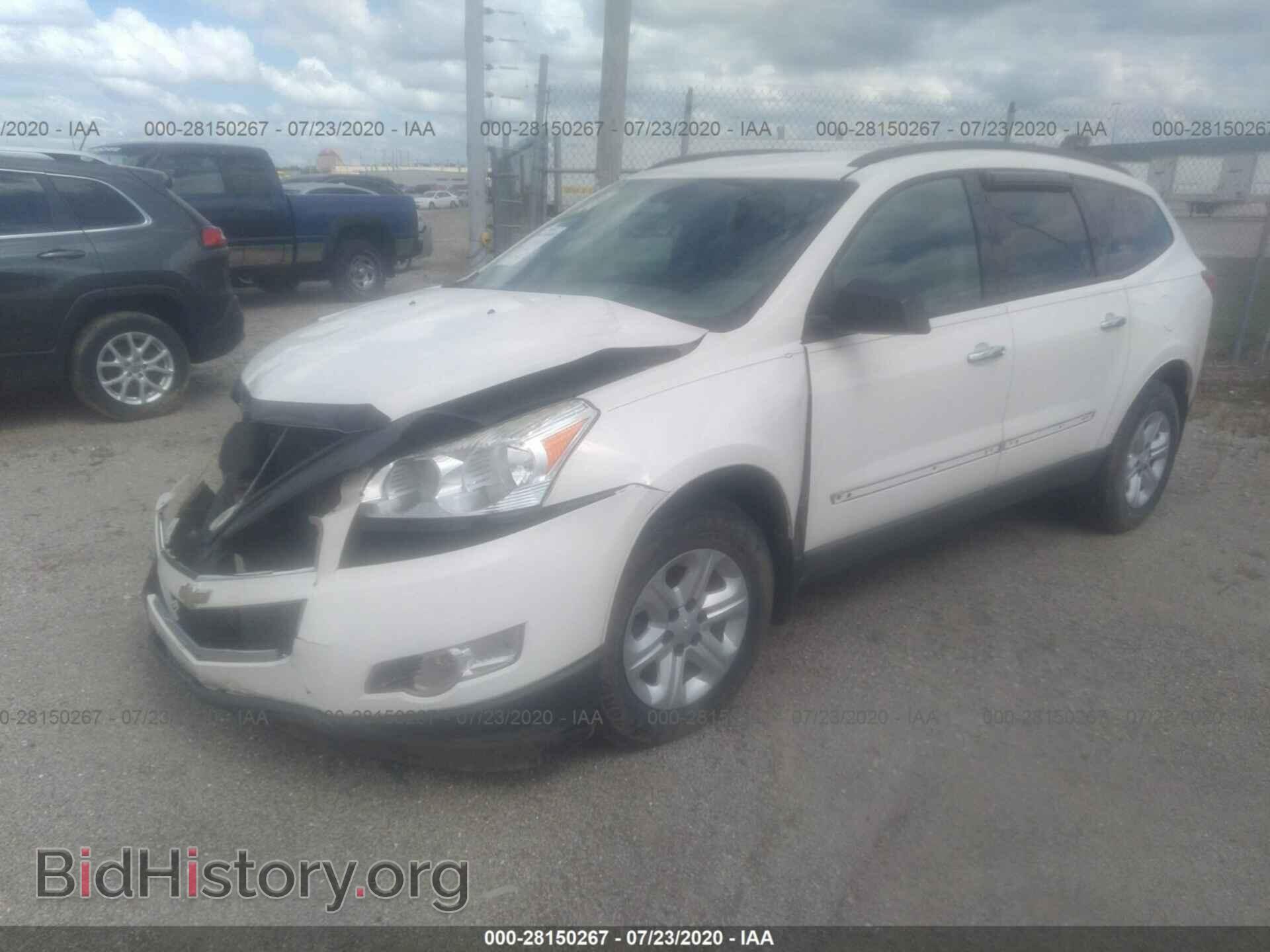 2011 CHEVROLET TRAVERSE - VIN: 1GNKRFED2BJ391105 - Фото 2