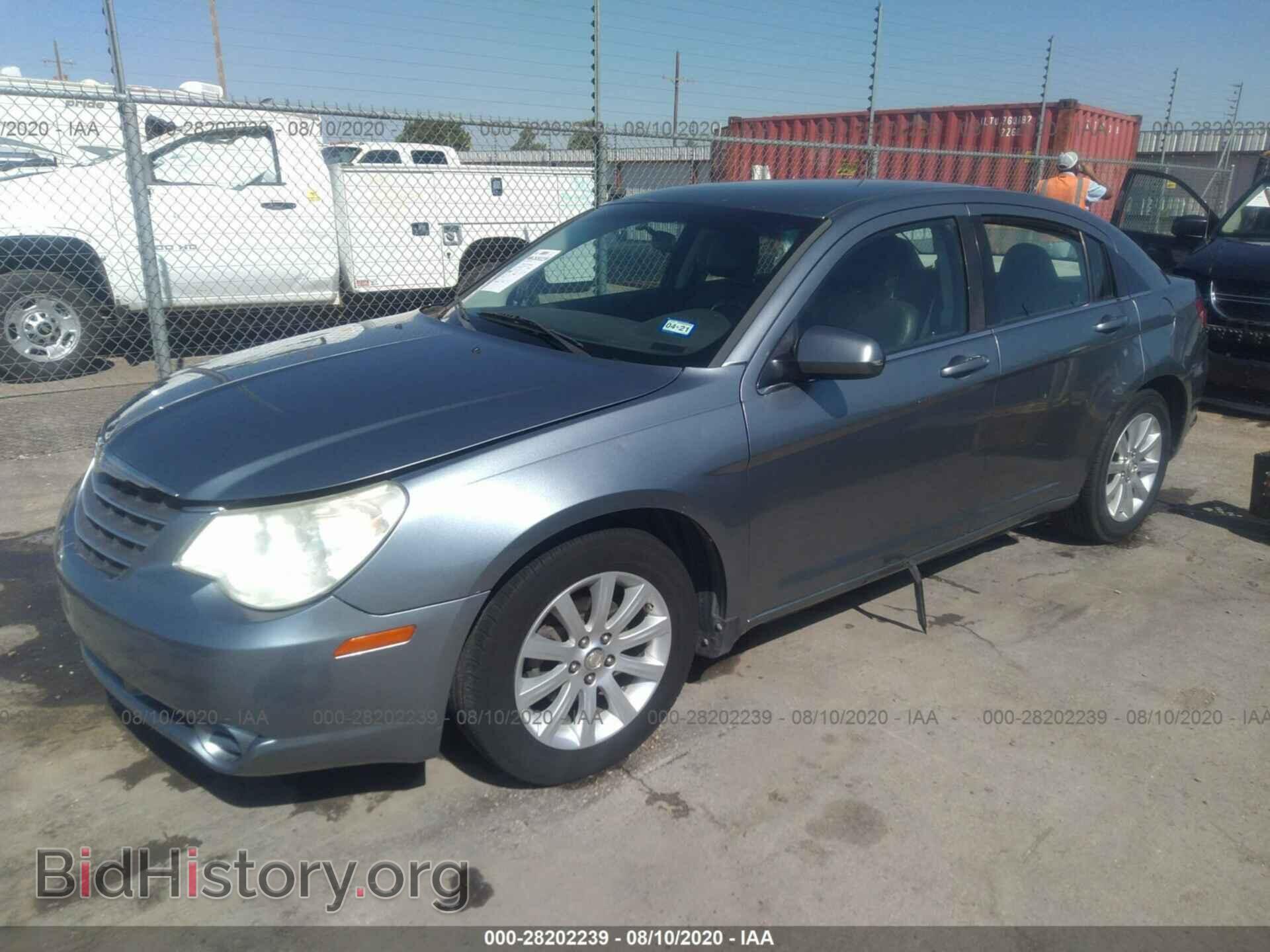 2010 CHRYSLER SEBRING - VIN: 1C3CC5FB1AN180690 - Фото 2
