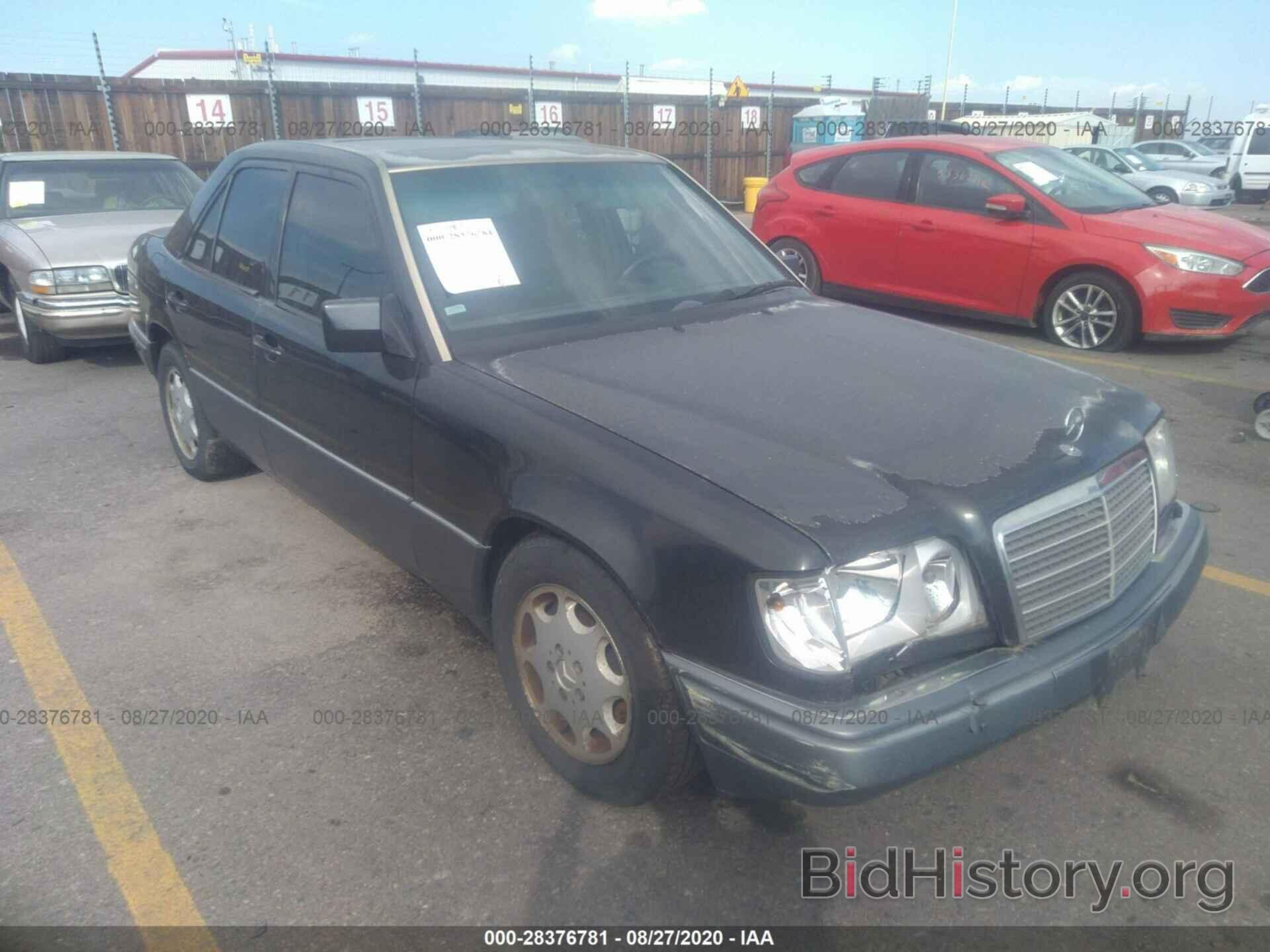 Photo WDBEA34E5RC012472 - MERCEDES-BENZ E 1994