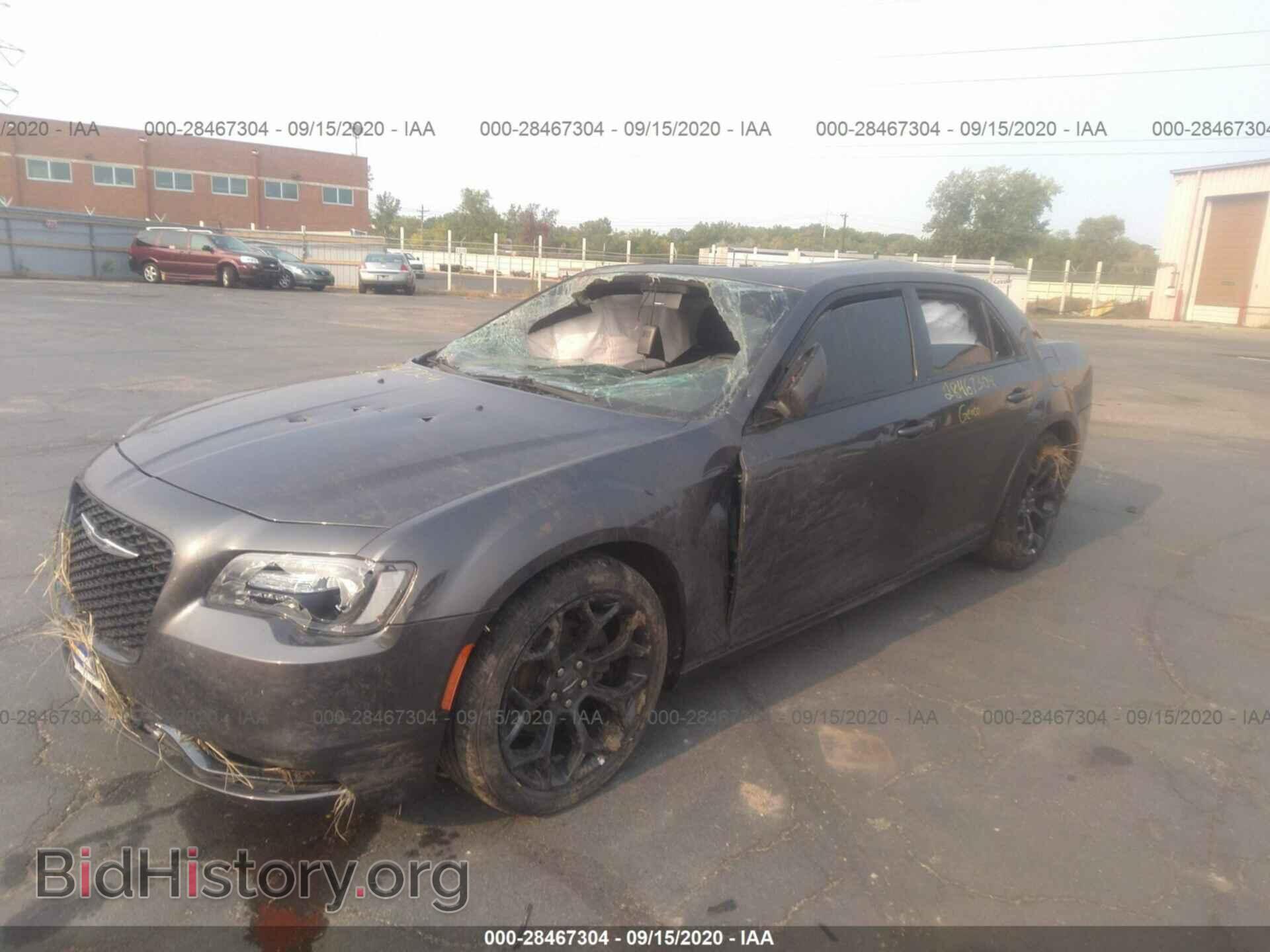 2019 CHRYSLER 300 - VIN: 2C3CCABG9KH548828 - Фото 2
