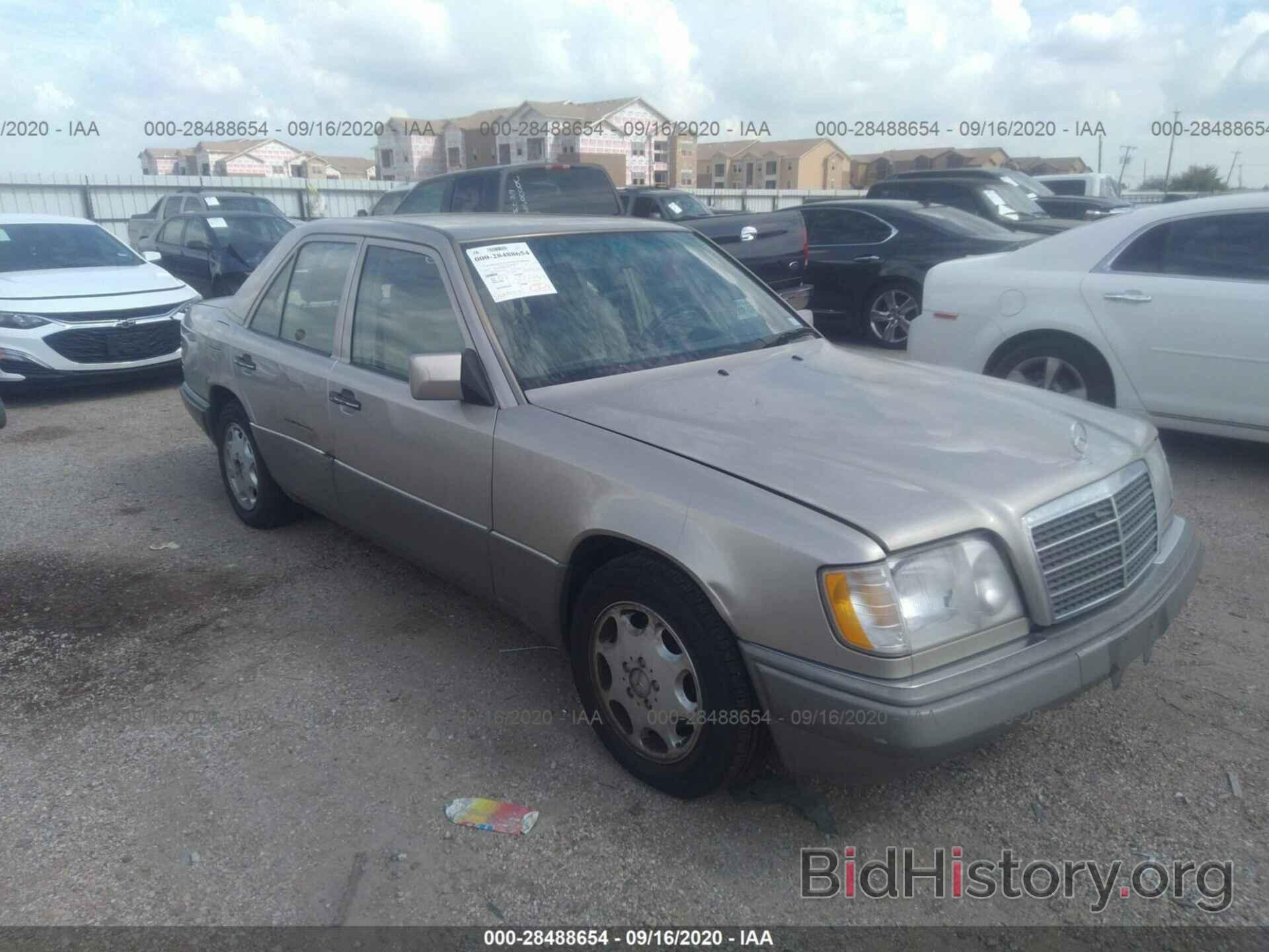 Photo WDBEA32E1RC060375 - MERCEDES-BENZ E 1994