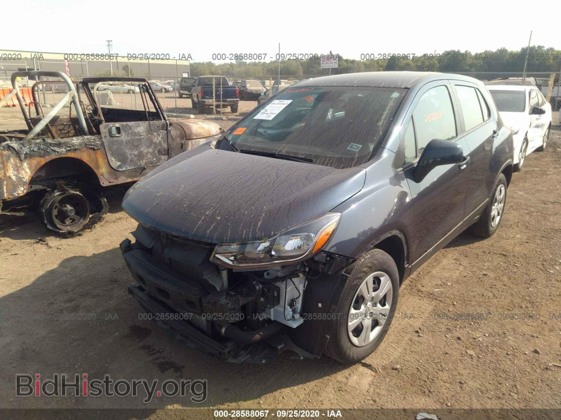 2018 CHEVROLET TRAX - VIN: 3GNCJKSB2JL379101 - Фото 2