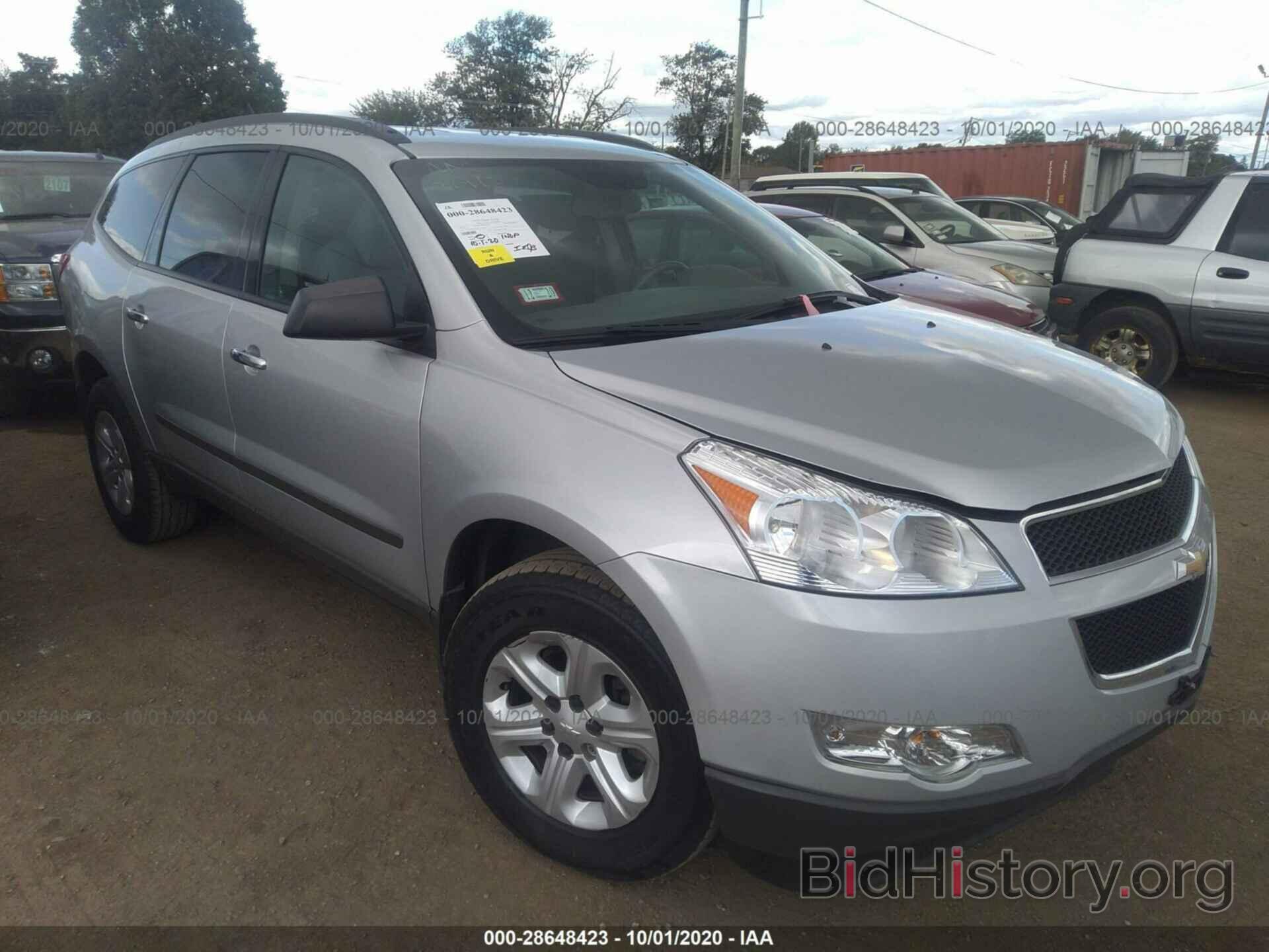 Photo 1GNKRFED4CJ137493 - CHEVROLET TRAVERSE 2012