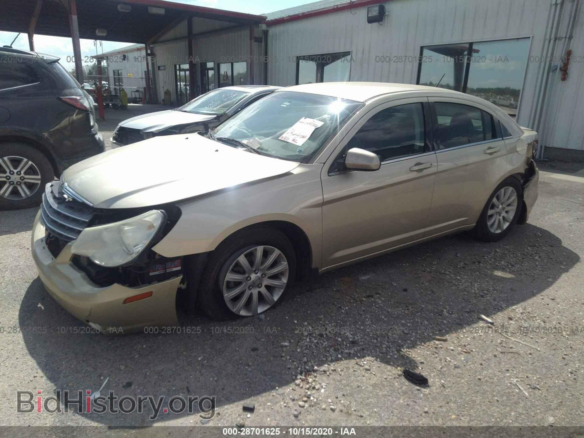 2010 CHRYSLER SEBRING - VIN: 1C3CC5FB9AN136517 - Фото 2