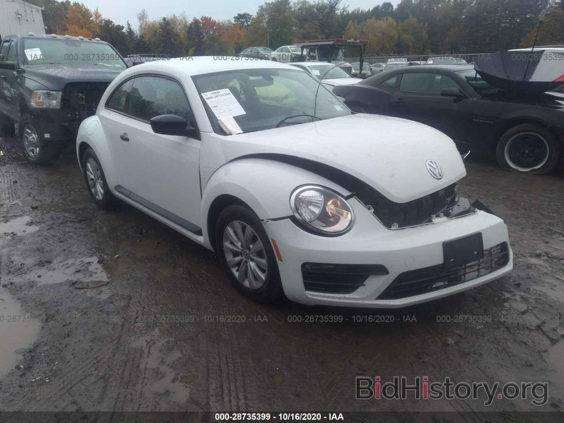 Photo 3VWF17AT2HM607998 - VOLKSWAGEN BEETLE 2017