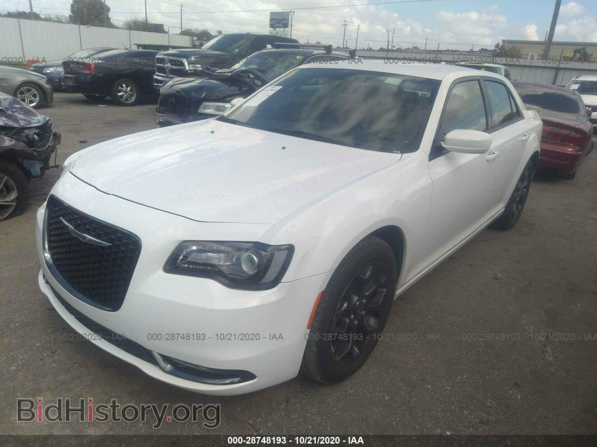 2019 CHRYSLER 300 - VIN: 2C3CCAGG7KH632090 - Фото 2