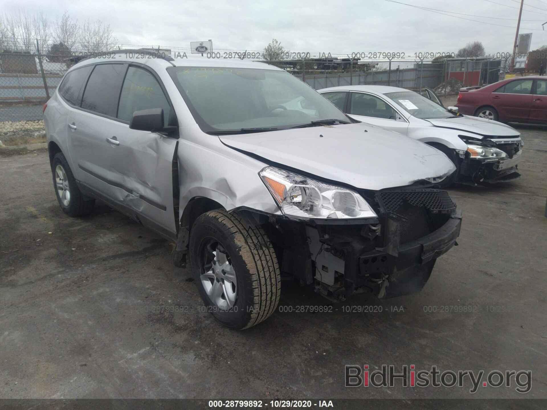 Photo 1GNKRFED9CJ418009 - CHEVROLET TRAVERSE 2012