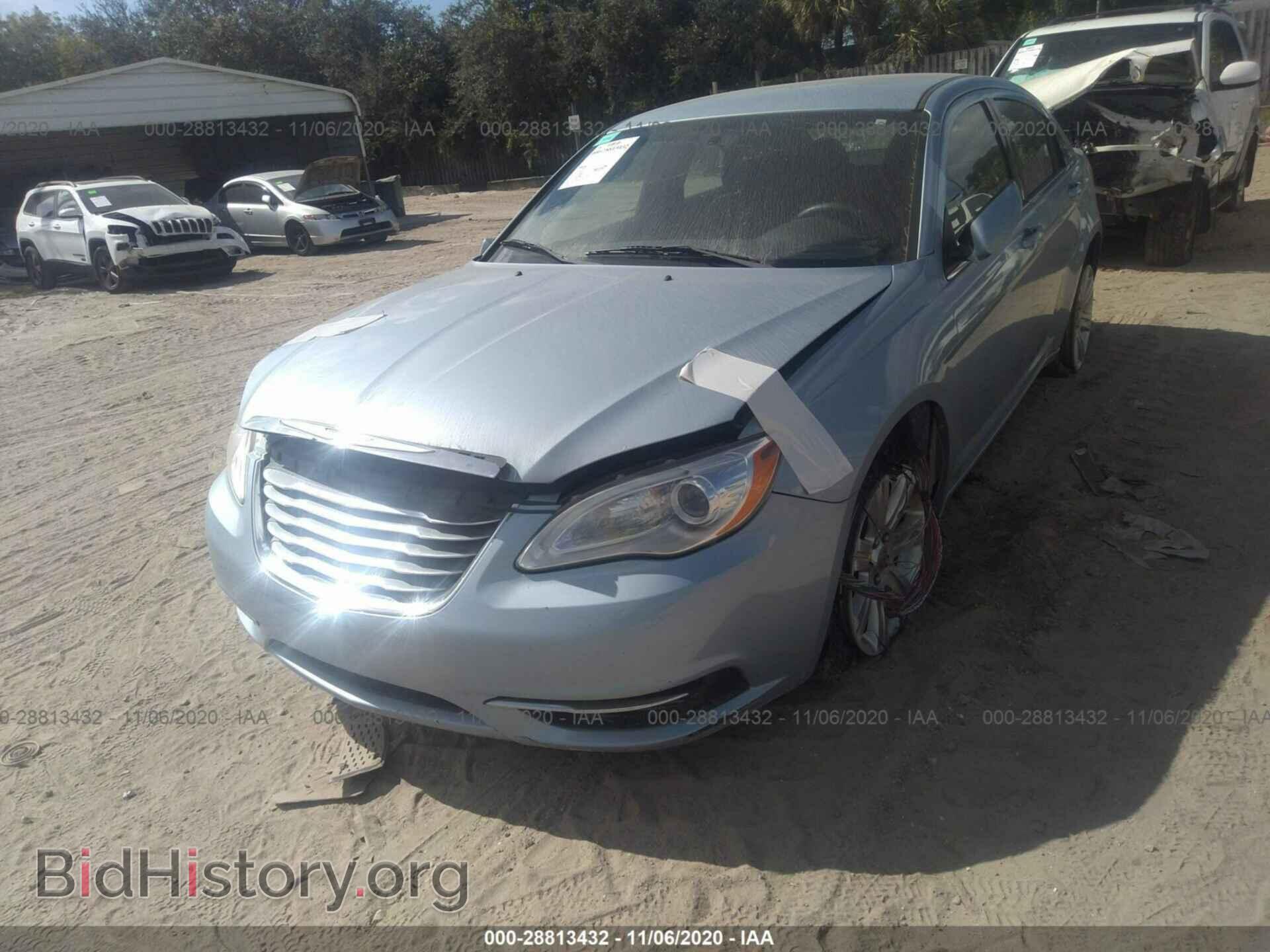 2013 CHRYSLER 200 - VIN: 1C3CCBAB3DN698018 - Фото 2
