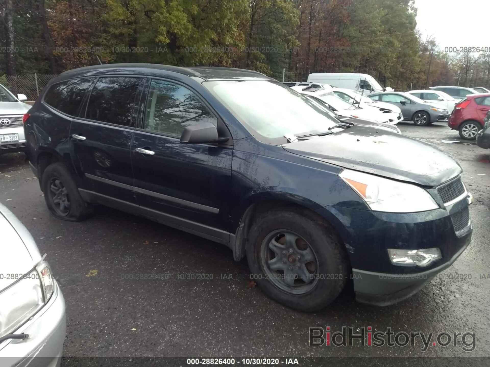 Photo 1GNKRFED6CJ125667 - CHEVROLET TRAVERSE 2012