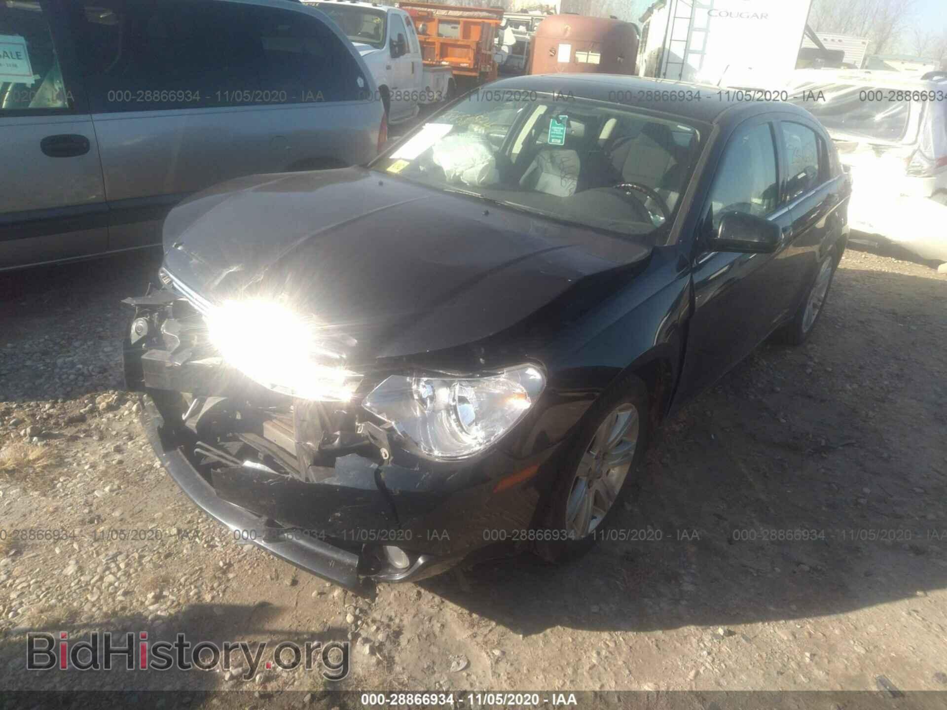 2010 CHRYSLER SEBRING - VIN: 1C3CC5FV6AN109611 - Фото 2