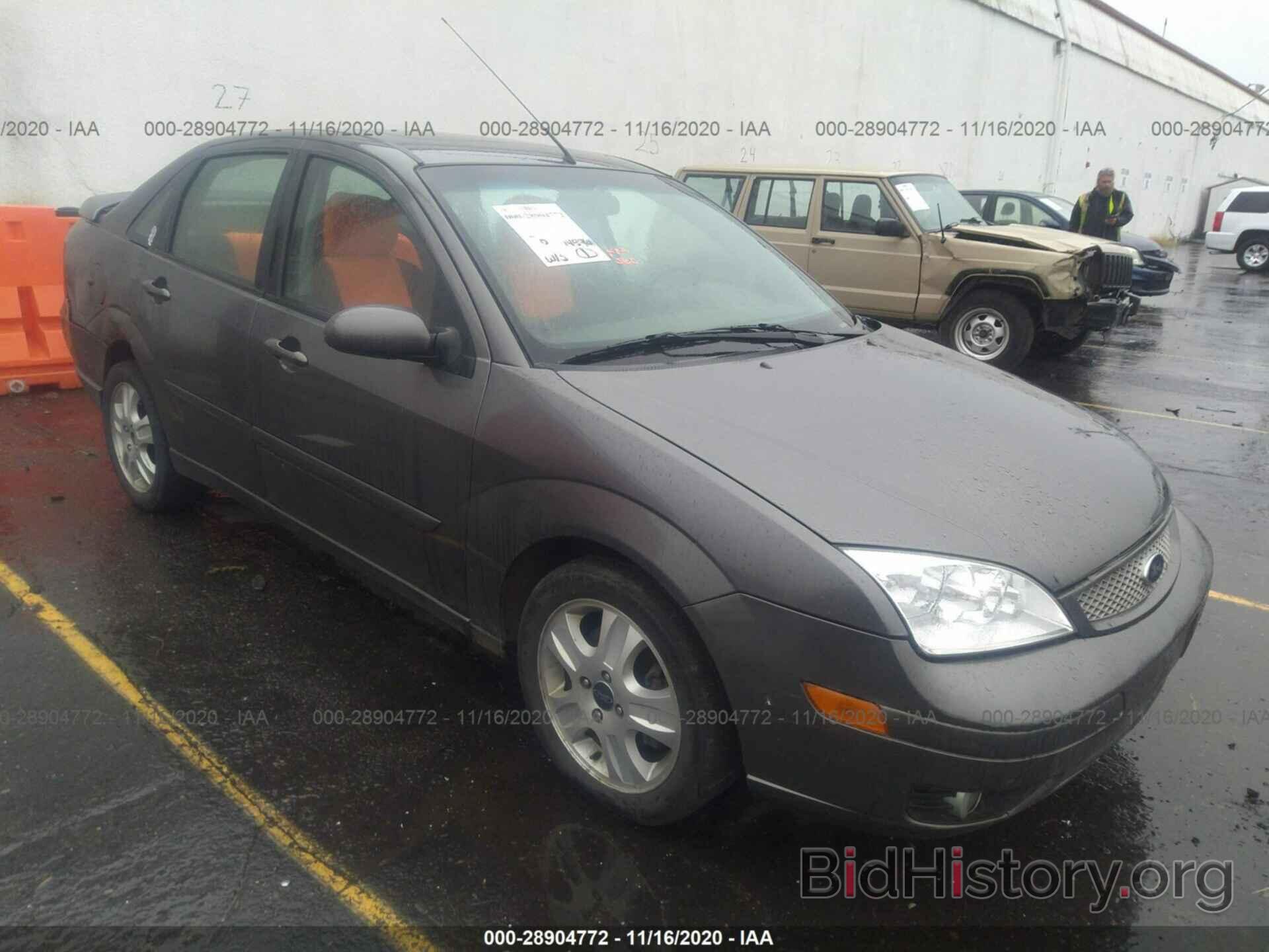 Photo 1FAHP38ZX5W145320 - FORD FOCUS 2005