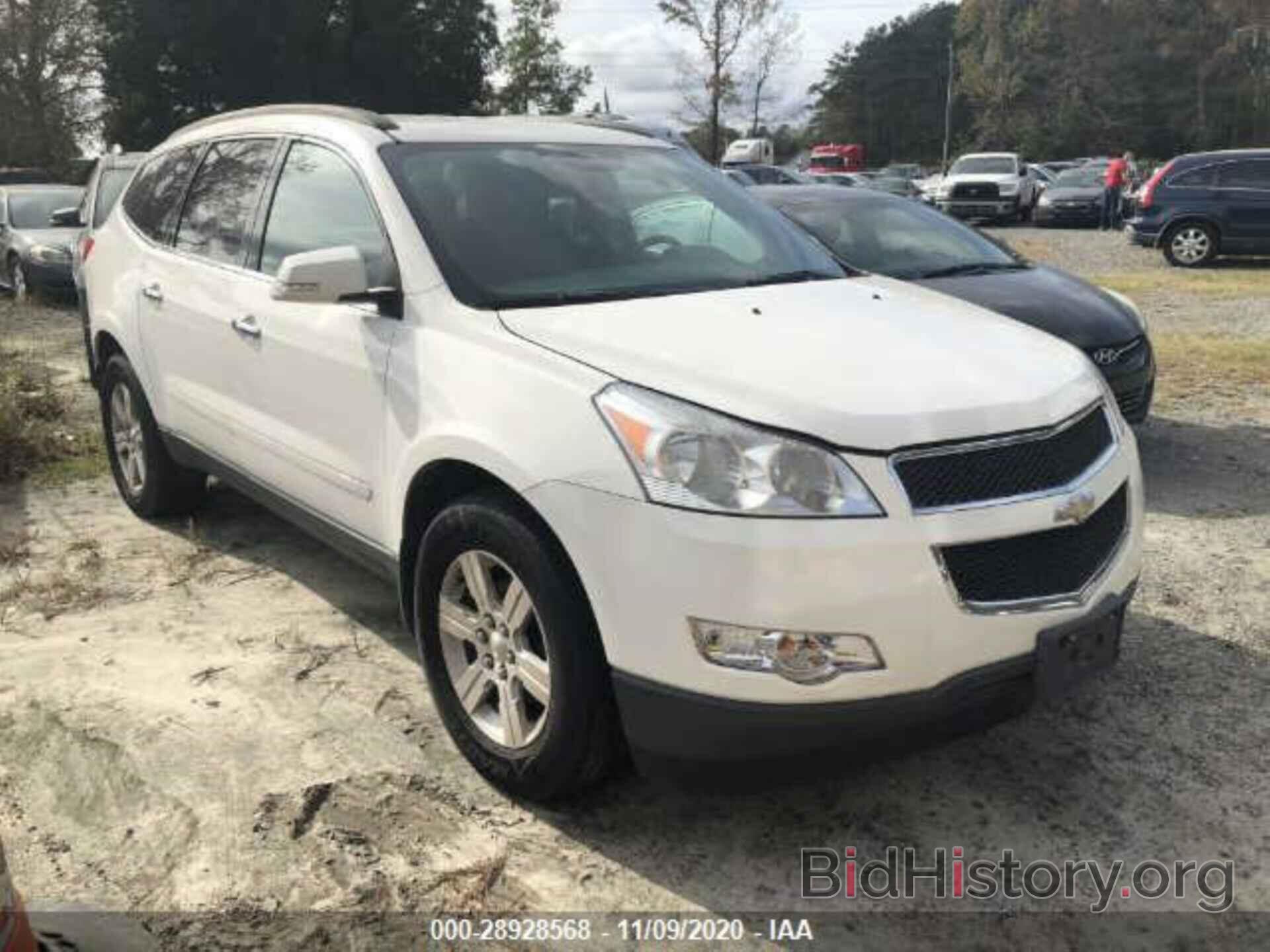 Photo 1GNKVGED0BJ125826 - CHEVROLET TRAVERSE 2011