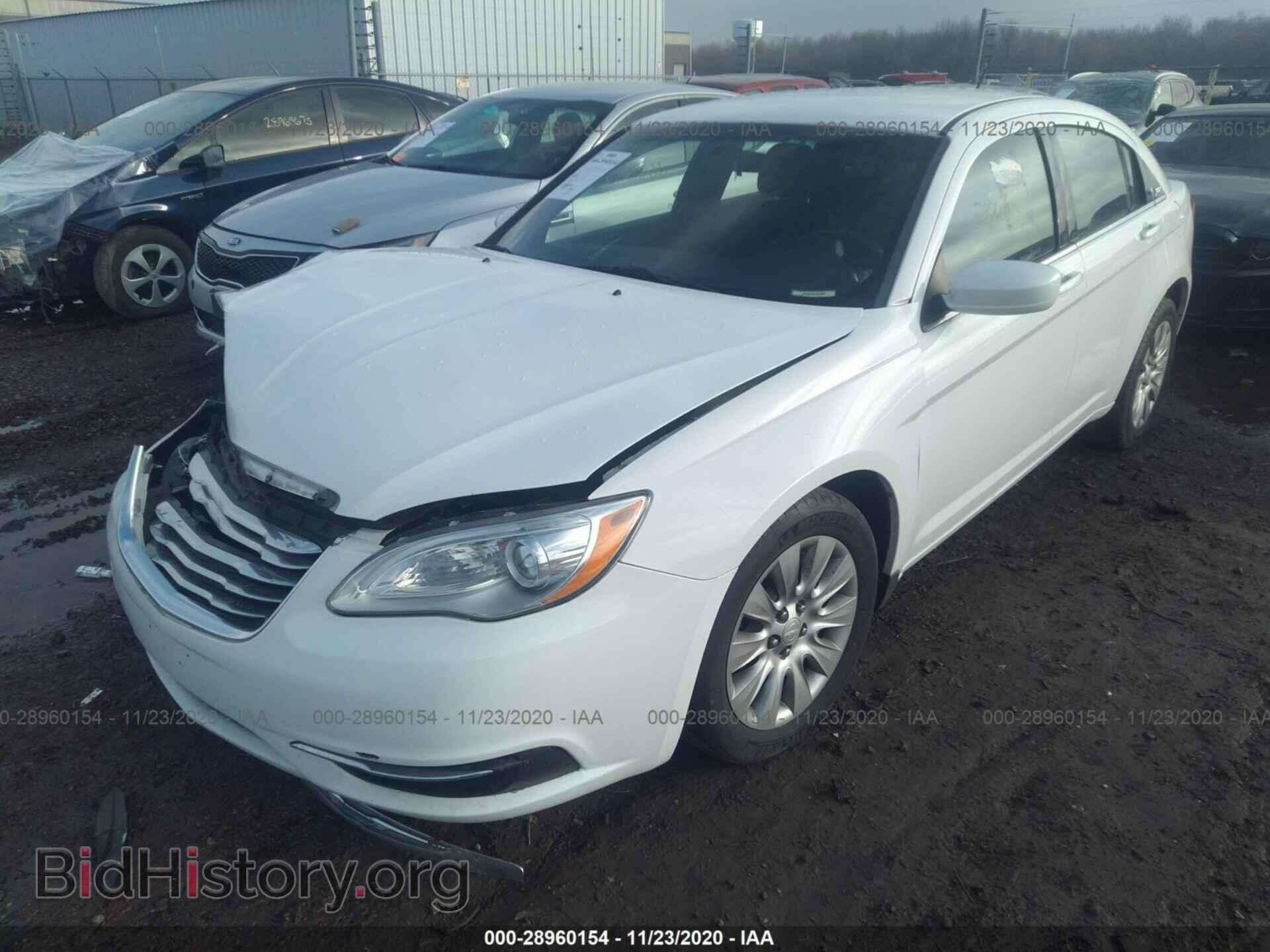 2013 CHRYSLER 200 - VIN: 1C3CCBAG2DN722417 - Фото 2
