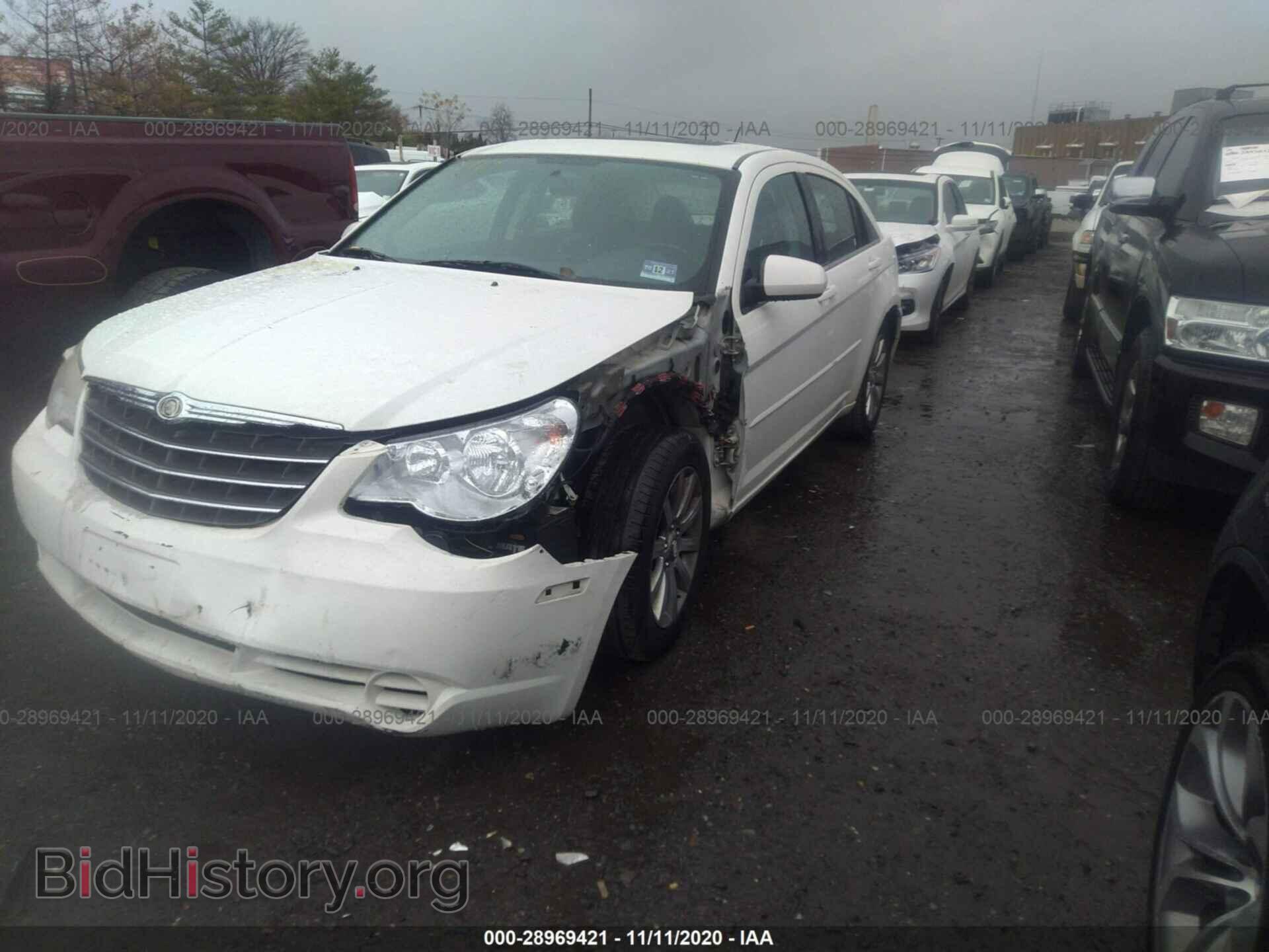 2010 CHRYSLER SEBRING - VIN: 1C3CC5FB5AN233763 - Фото 2