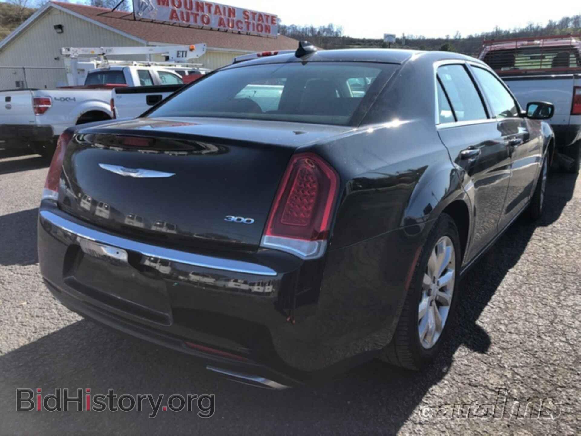 2017 CHRYSLER 300 - VIN: 2C3CCARG2HH506676 - Фото 11