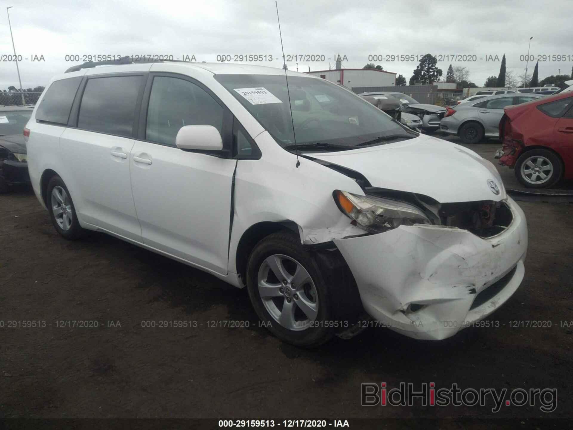 Photo 5TDKK3DC1BS174362 - TOYOTA SIENNA 2011