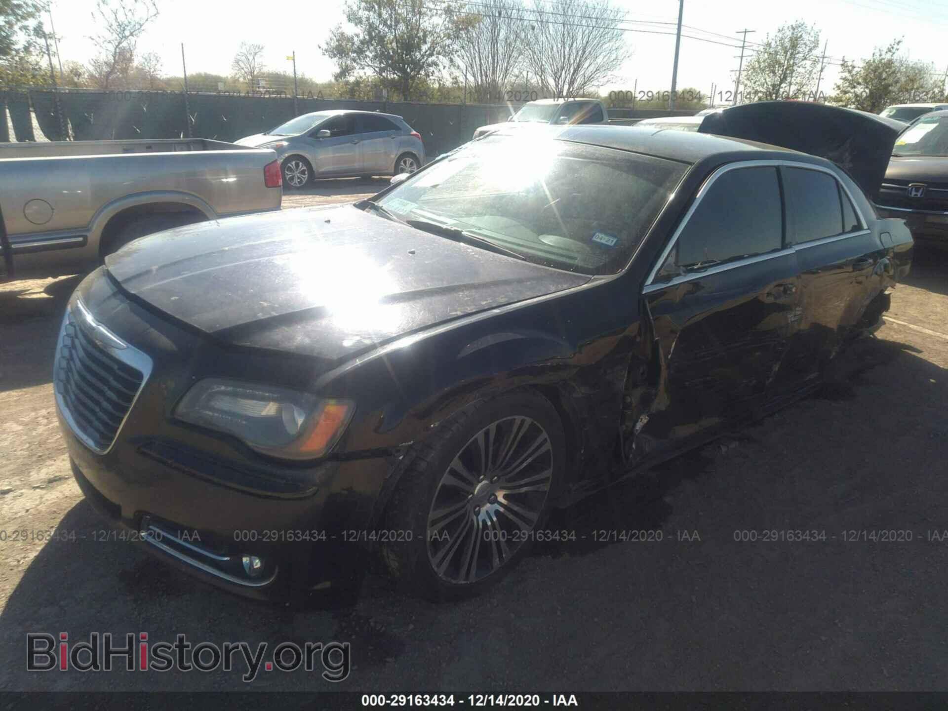 2013 CHRYSLER 300 - VIN: 2C3CCABG2DH709930 - Фото 2
