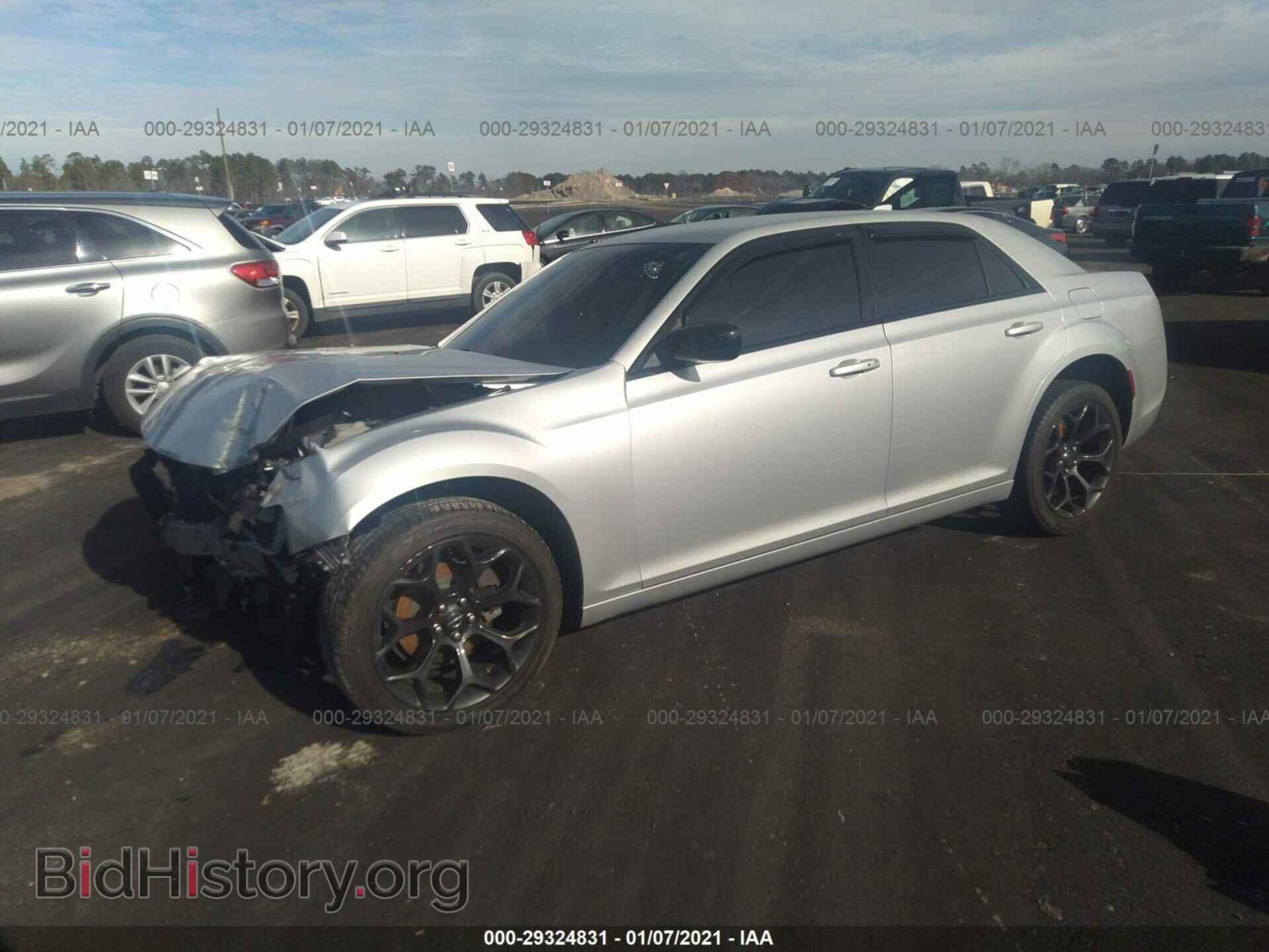 2019 CHRYSLER 300 - VIN: 2C3CCAAG2KH667242 - Фото 2