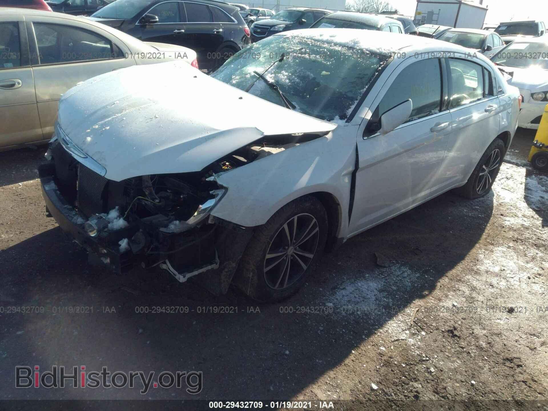 2013 CHRYSLER 200 - VIN: 1C3CCBAG8DN591364 - Фото 2