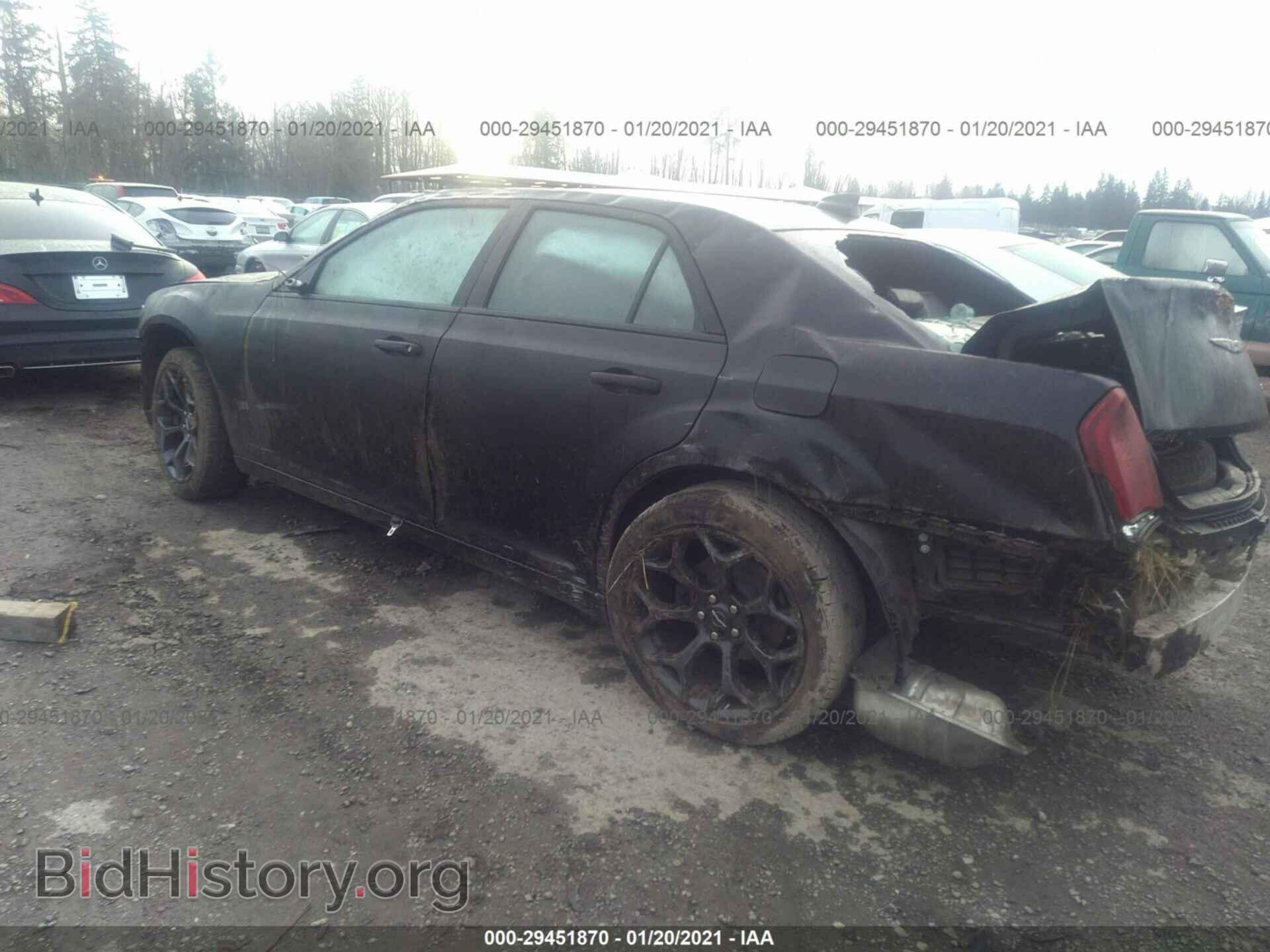 2019 CHRYSLER 300 - VIN: 2C3CCABG3KH617870 - Фото 3