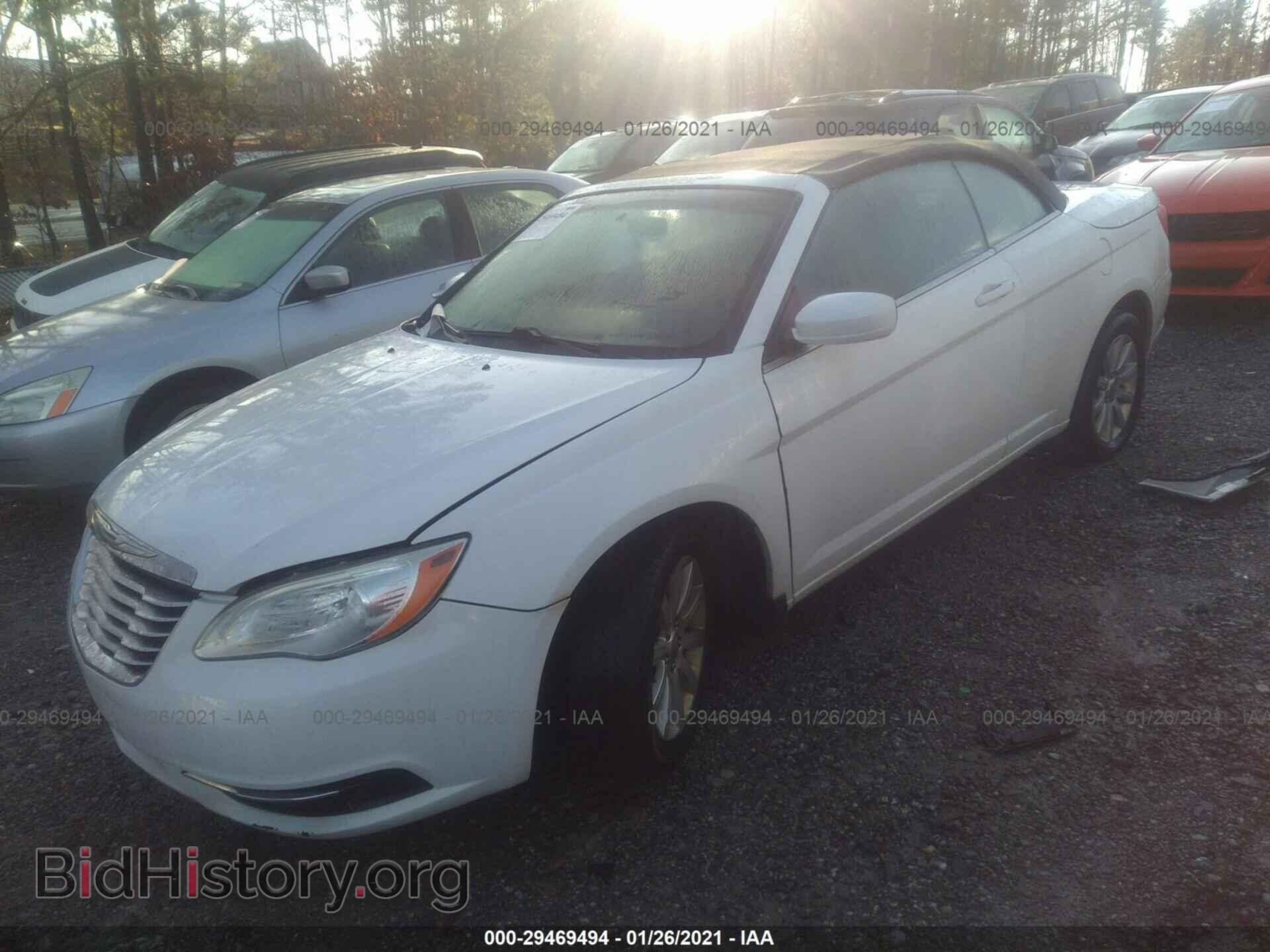 2011 CHRYSLER 200 - VIN: 1C3BC2EB8BN586155 - Фото 2