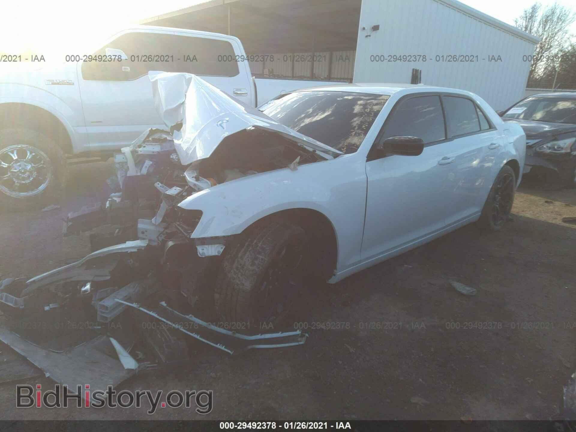 2019 CHRYSLER 300 - VIN: 2C3CCAAG6KH614186 - Фото 2