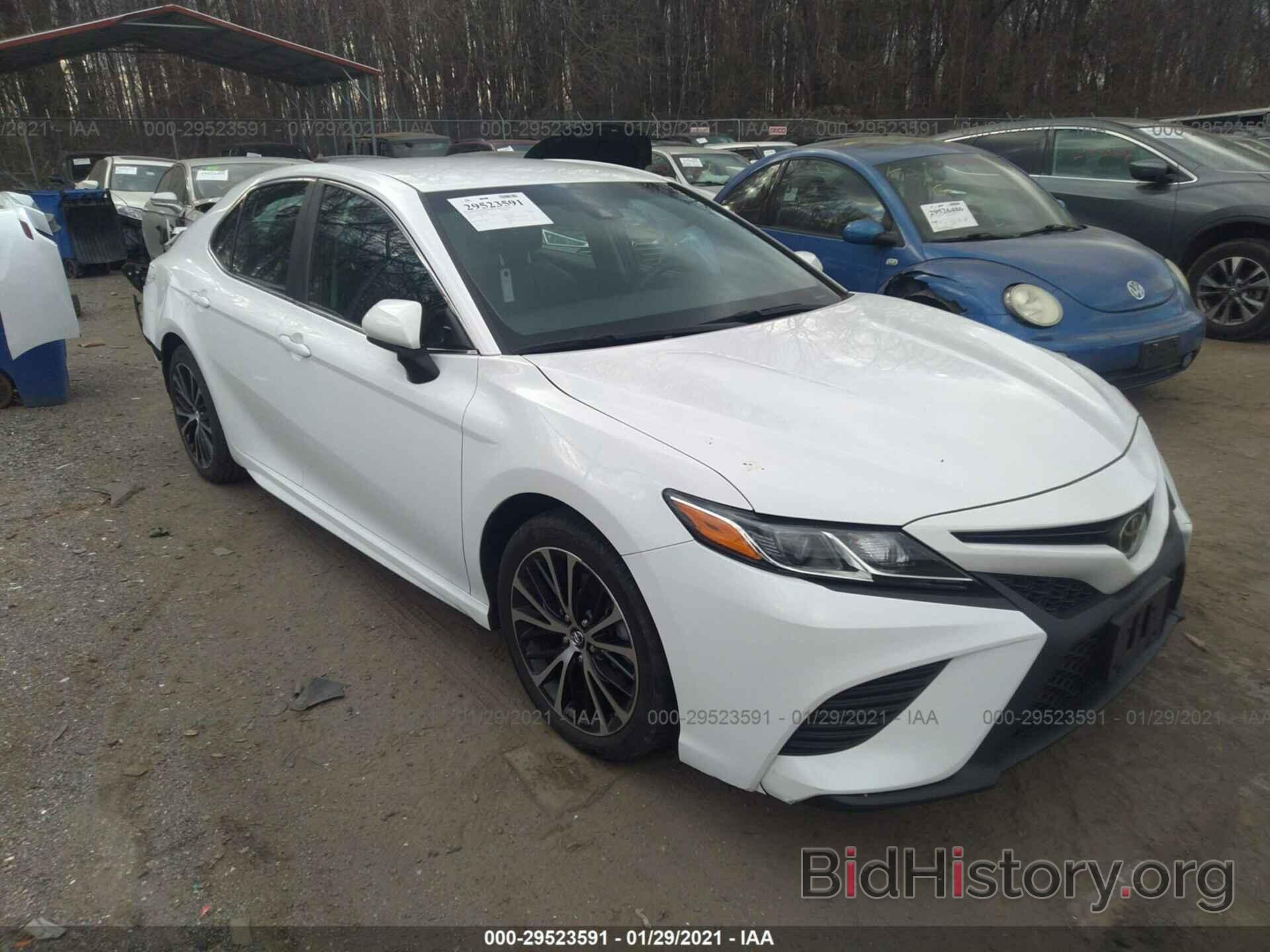 Photo 4T1B11HKXJU062321 - TOYOTA CAMRY 2018