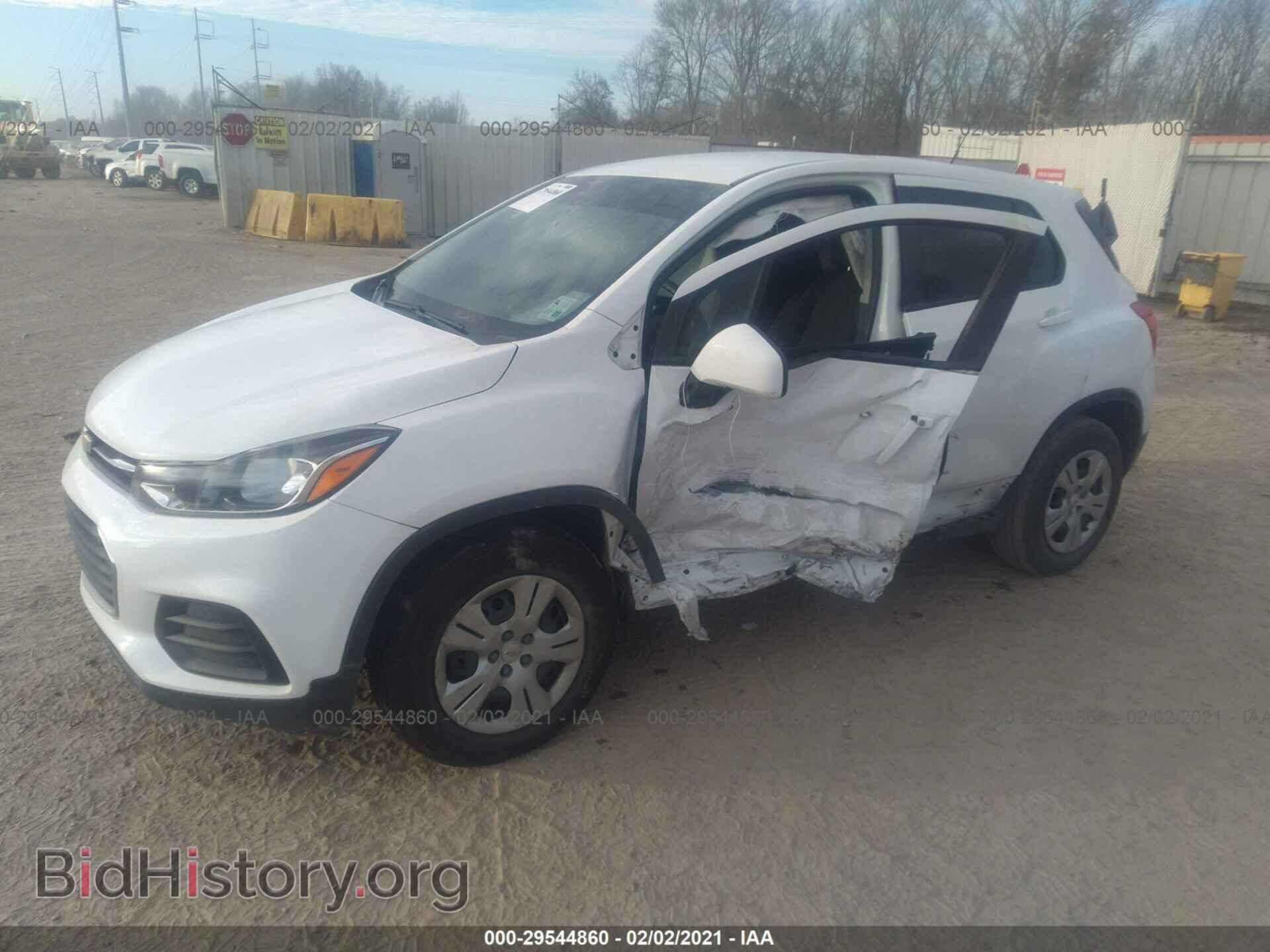 2018 CHEVROLET TRAX - VIN: 3GNCJKSB2JL185524 - Фото 2