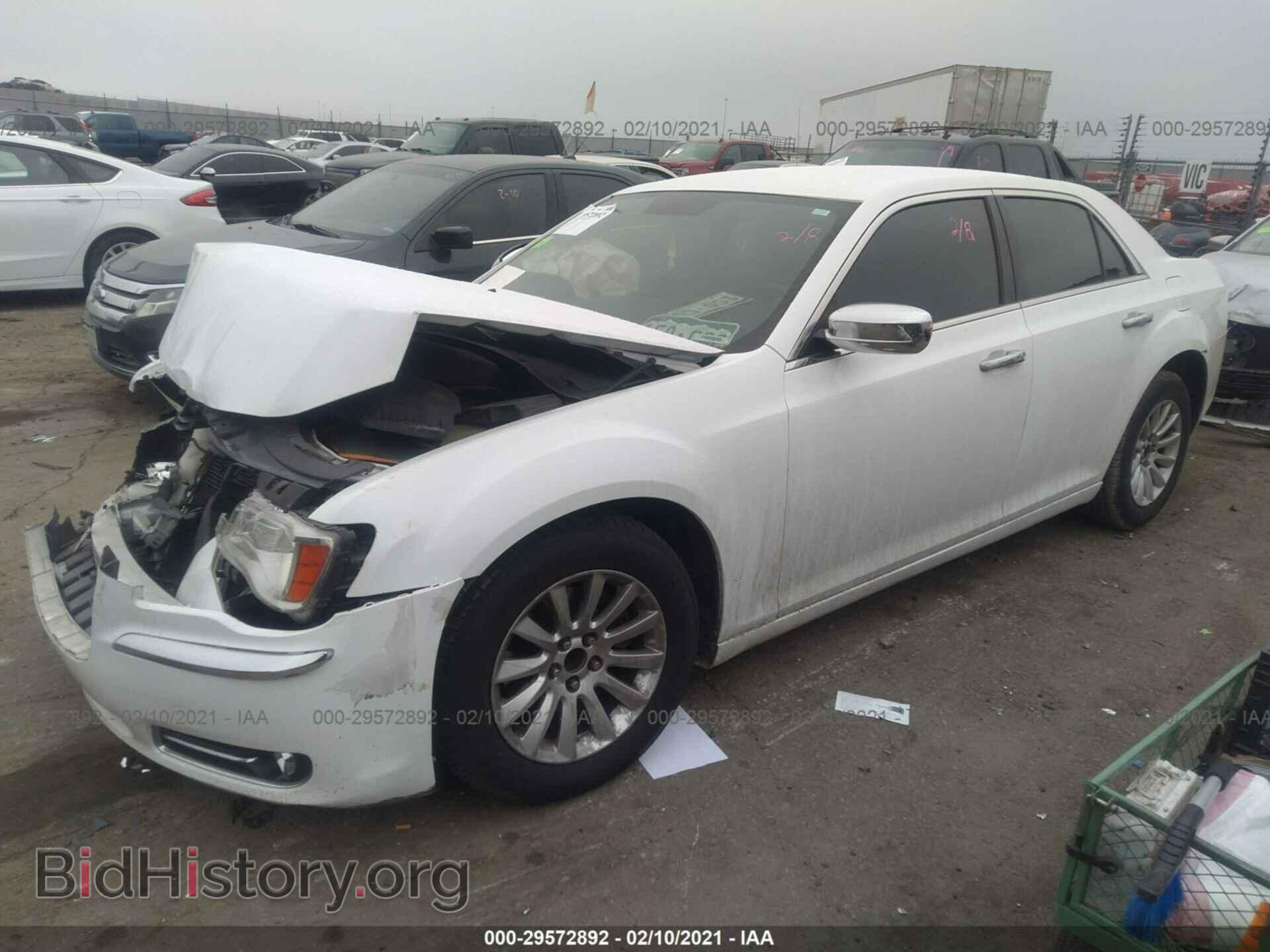 2013 CHRYSLER 300 - VIN: 2C3CCAAG3DH588410 - Фото 2