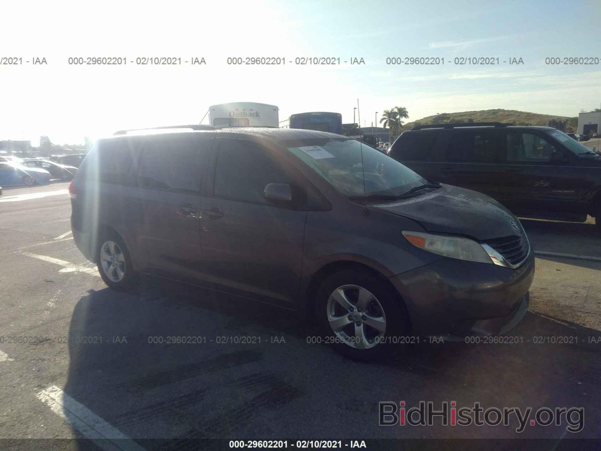 Фотография 5TDKK3DCXDS329901 - TOYOTA SIENNA 2013