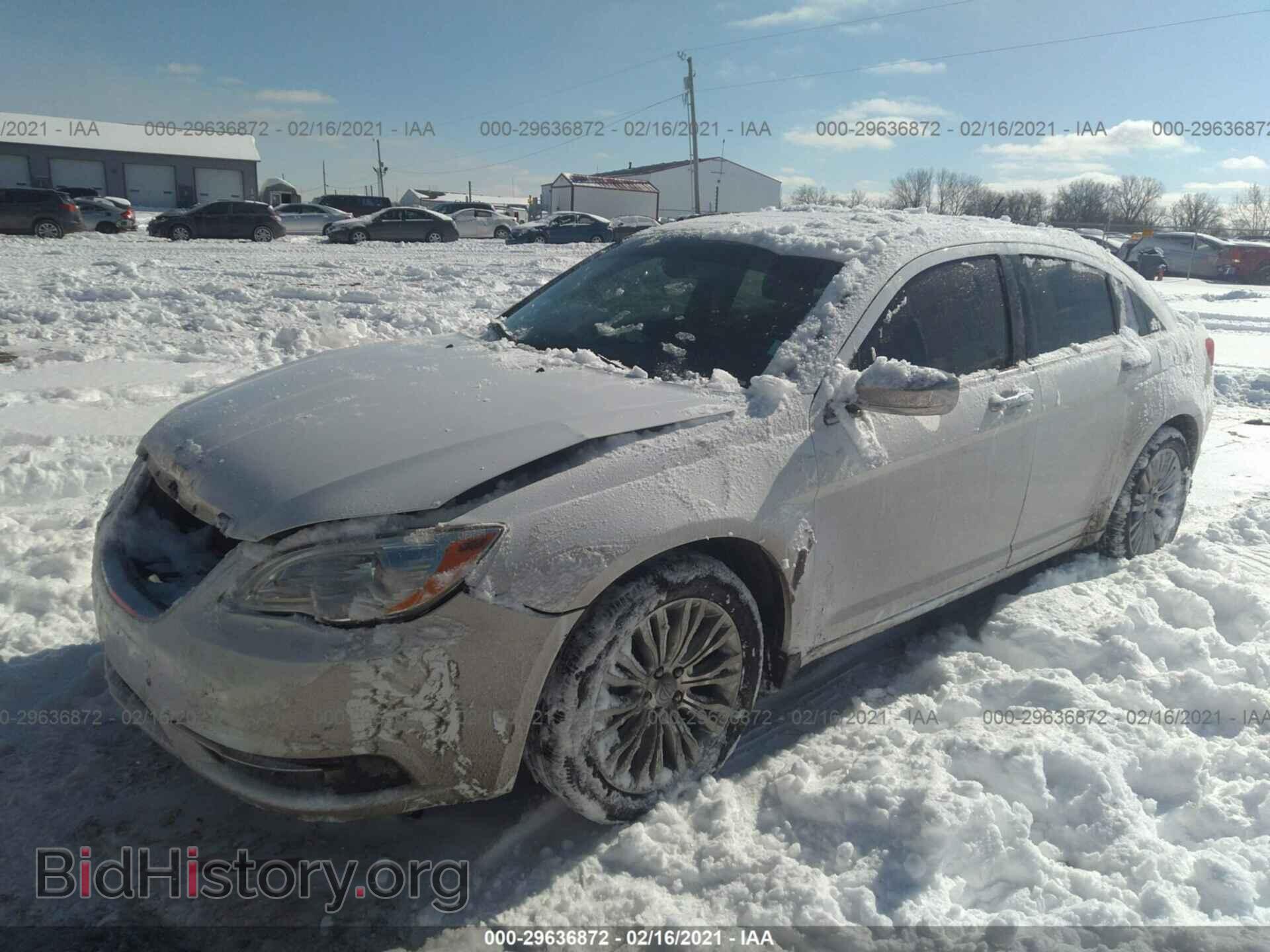2011 CHRYSLER 200 - VIN: 1C3BC2FB3BN571870 - Photo 2