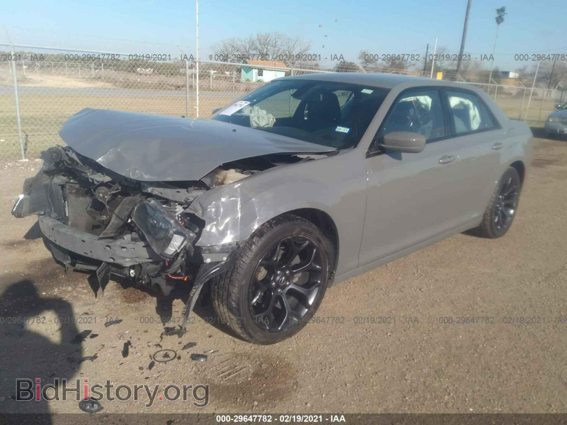 2019 CHRYSLER 300 - VIN: 2C3CCABG9KH515294 - Фото 2