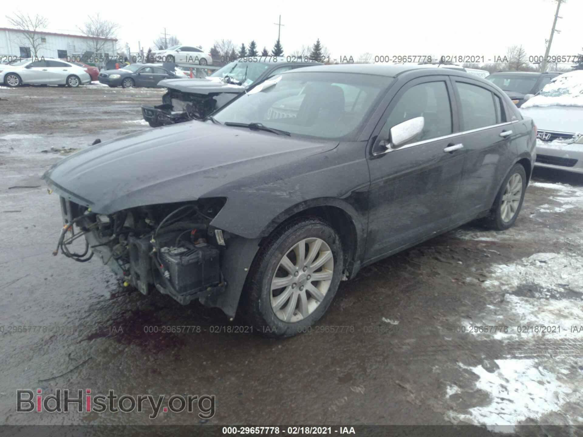 2013 CHRYSLER 200 - VIN: 1C3CCBCG4DN525925 - Фото 2