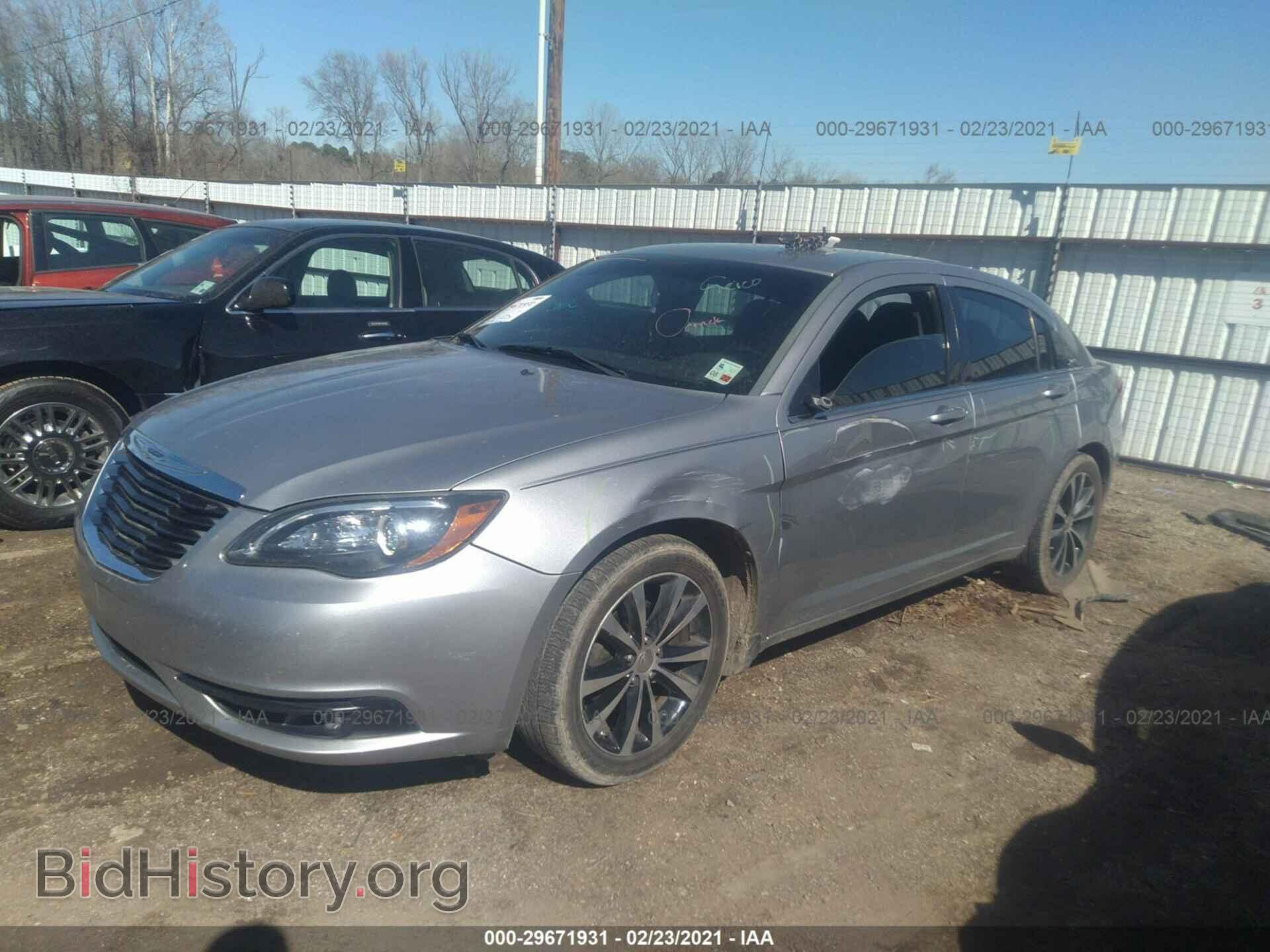 2013 CHRYSLER 200 - VIN: 1C3CCBBG1DN743984 - Фото 2