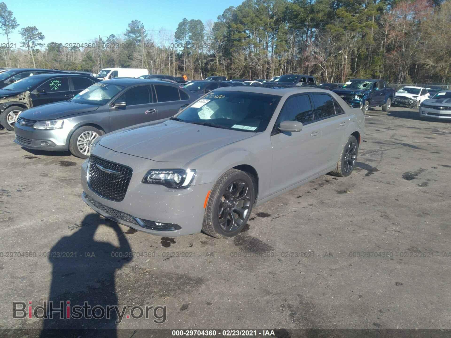 2019 CHRYSLER 300 - VIN: 2C3CCABG2KH517209 - Фото 2