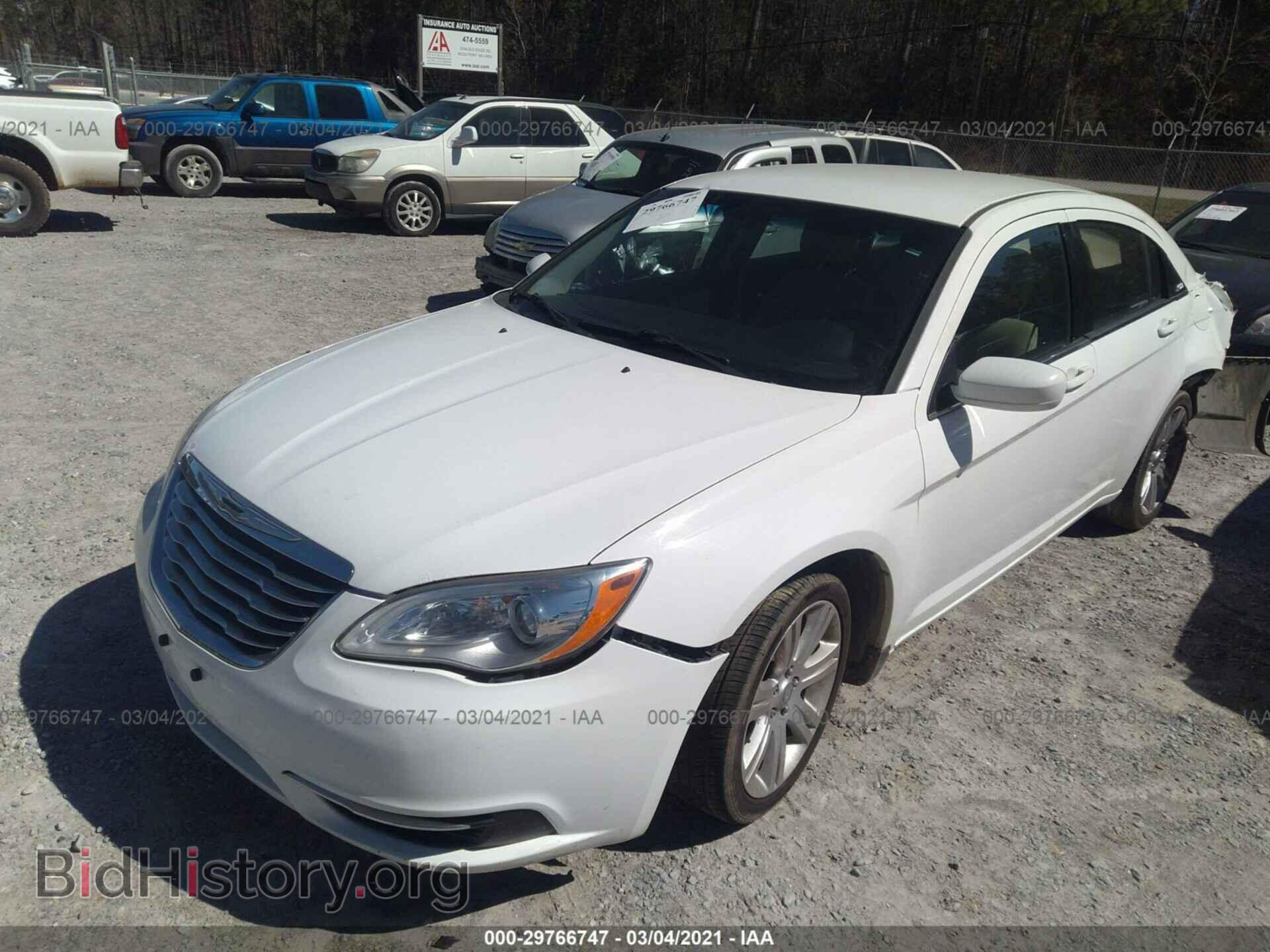 2013 CHRYSLER 200 - VIN: 1C3CCBAB8DN697804 - Фото 2