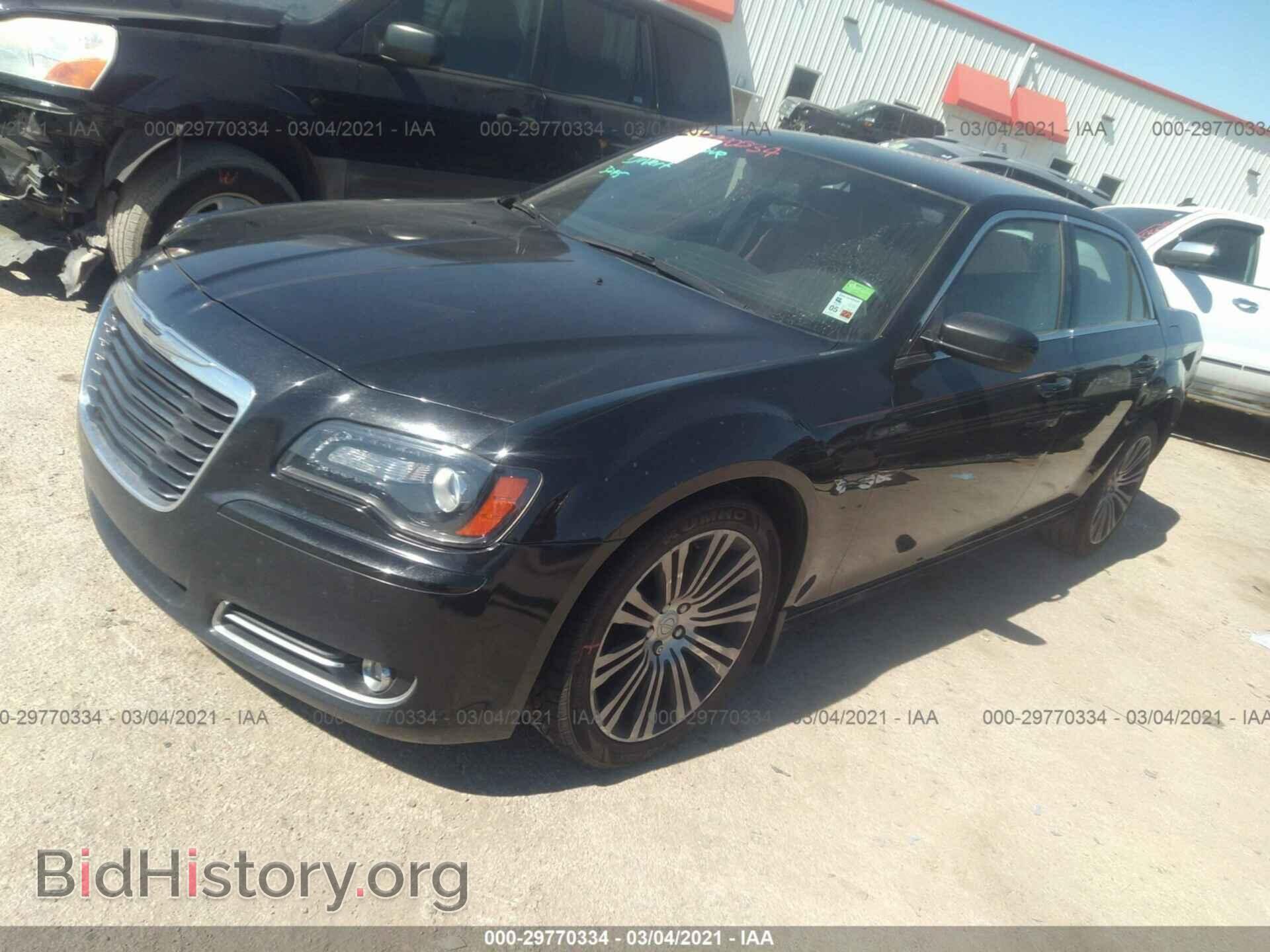 2013 CHRYSLER 300 - VIN: 2C3CCABG3DH735744 - Фото 2