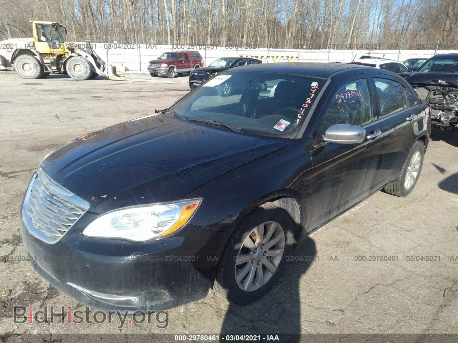 2013 CHRYSLER 200 - VIN: 1C3CCBCG8DN526110 - Фото 2