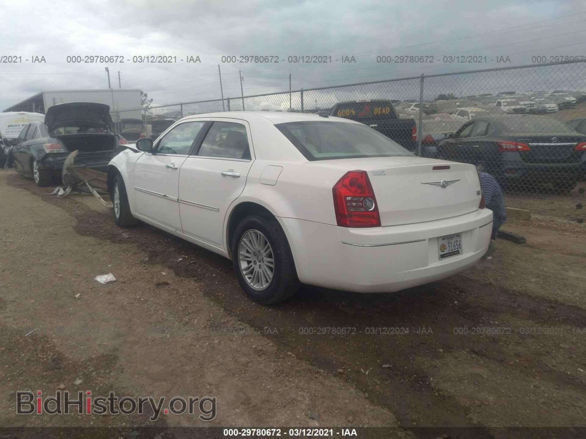 2010 CHRYSLER 300 - VIN: 2C3CA5CV3AH198119 - Фото 3