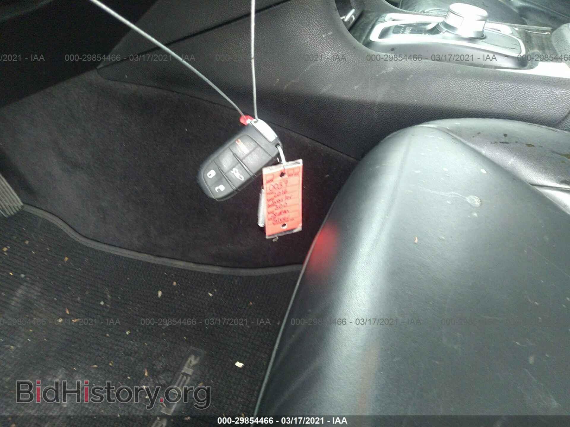 2016 CHRYSLER 300 - VIN: 2C3CCAAG8GH268536 - Фото 11