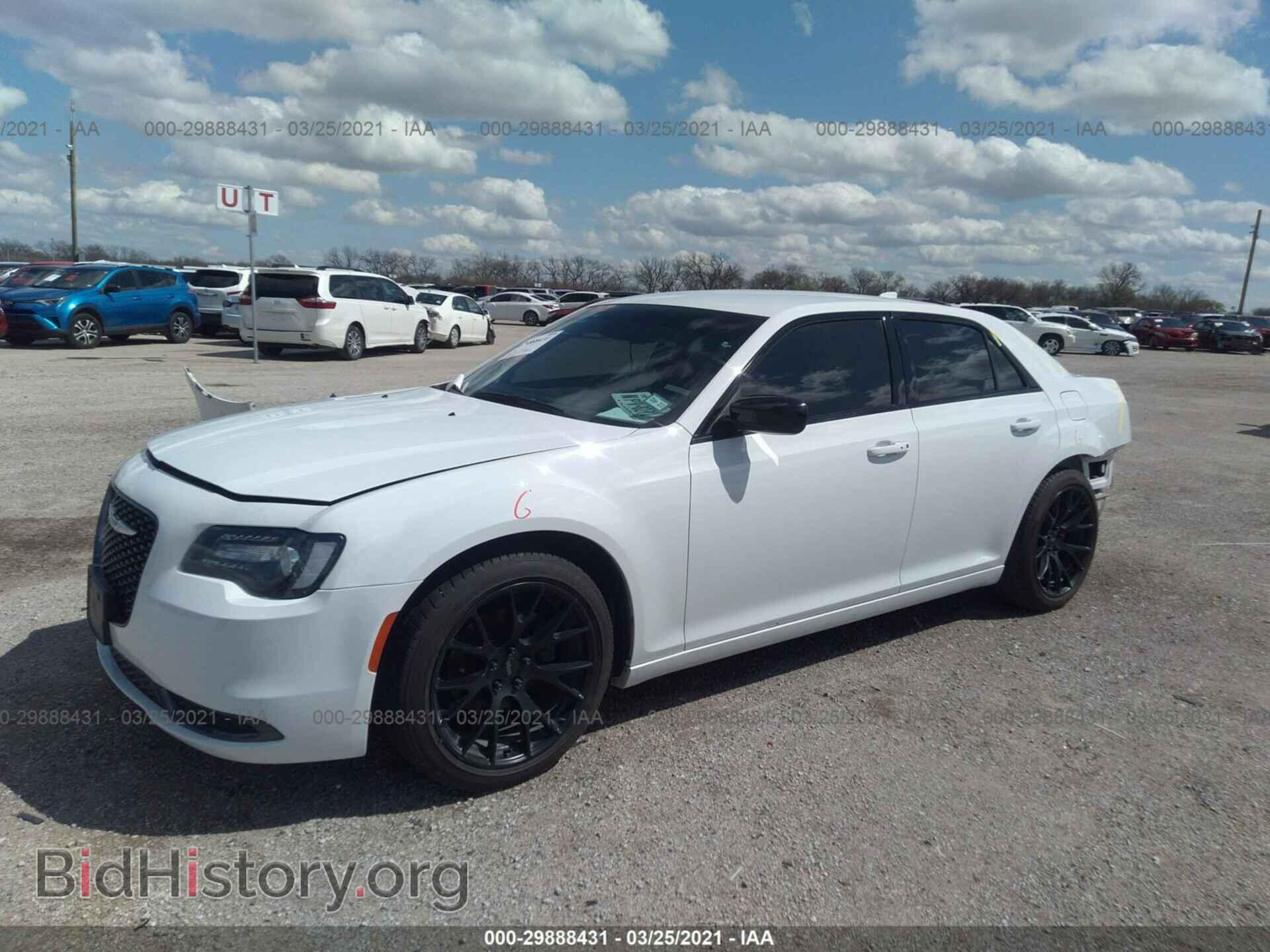 2019 CHRYSLER 300 - VIN: 2C3CCAAG6KH727197 - Фото 2