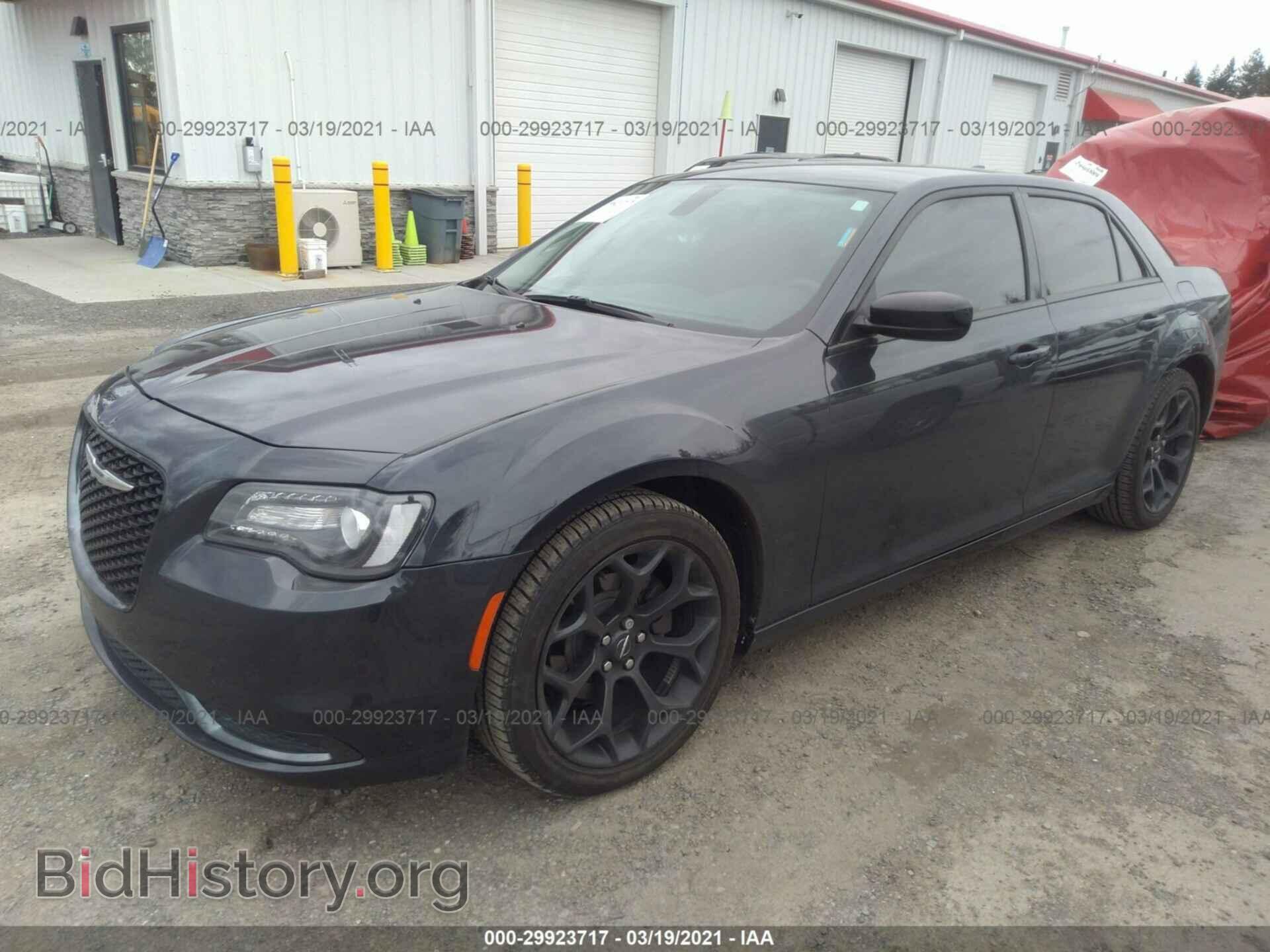 2019 CHRYSLER 300 - VIN: 2C3CCAAG4KH590048 - Фото 2