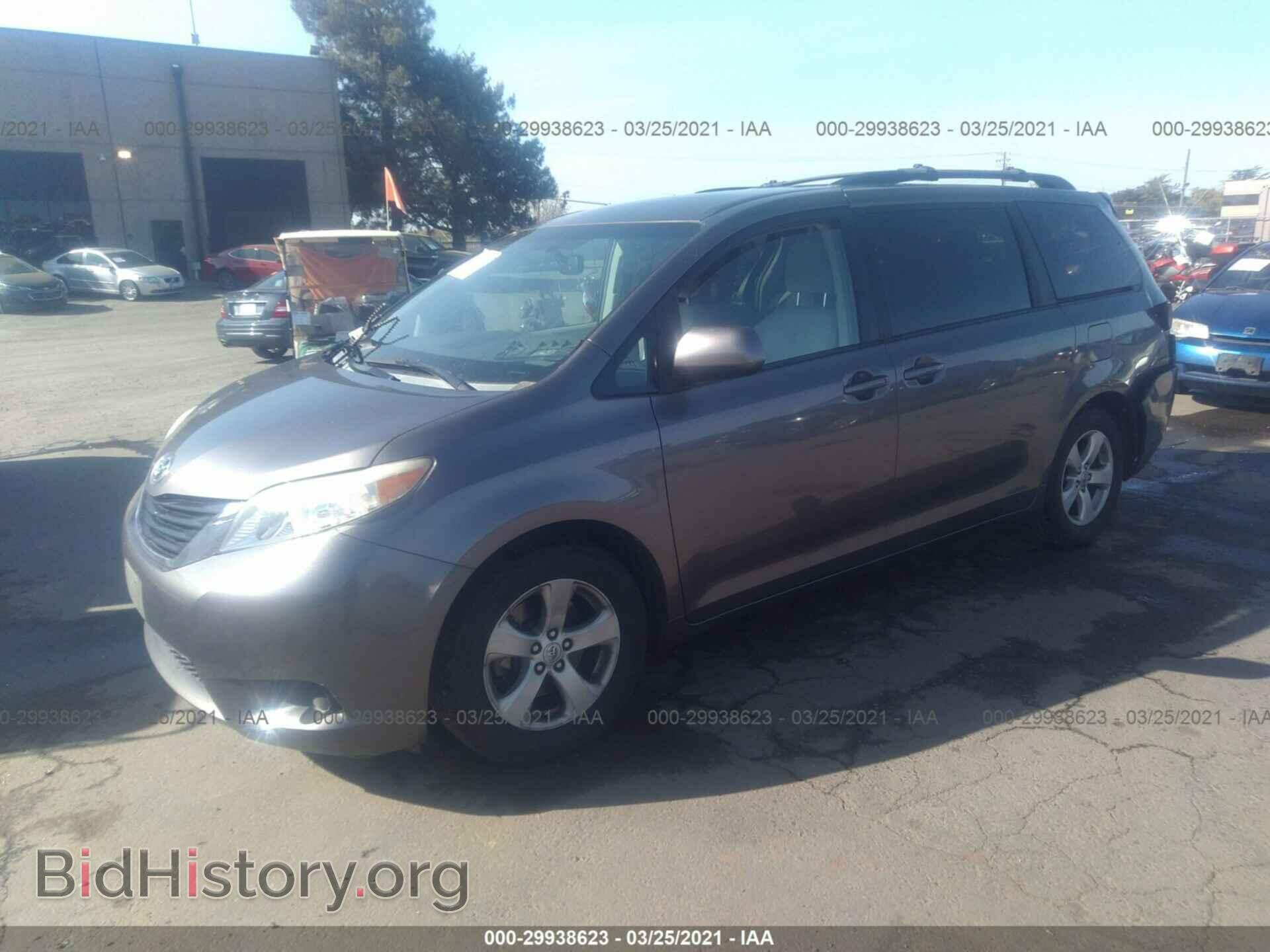 2013 TOYOTA SIENNA - VIN: 5TDKK3DC8DS284201 - Фото 2